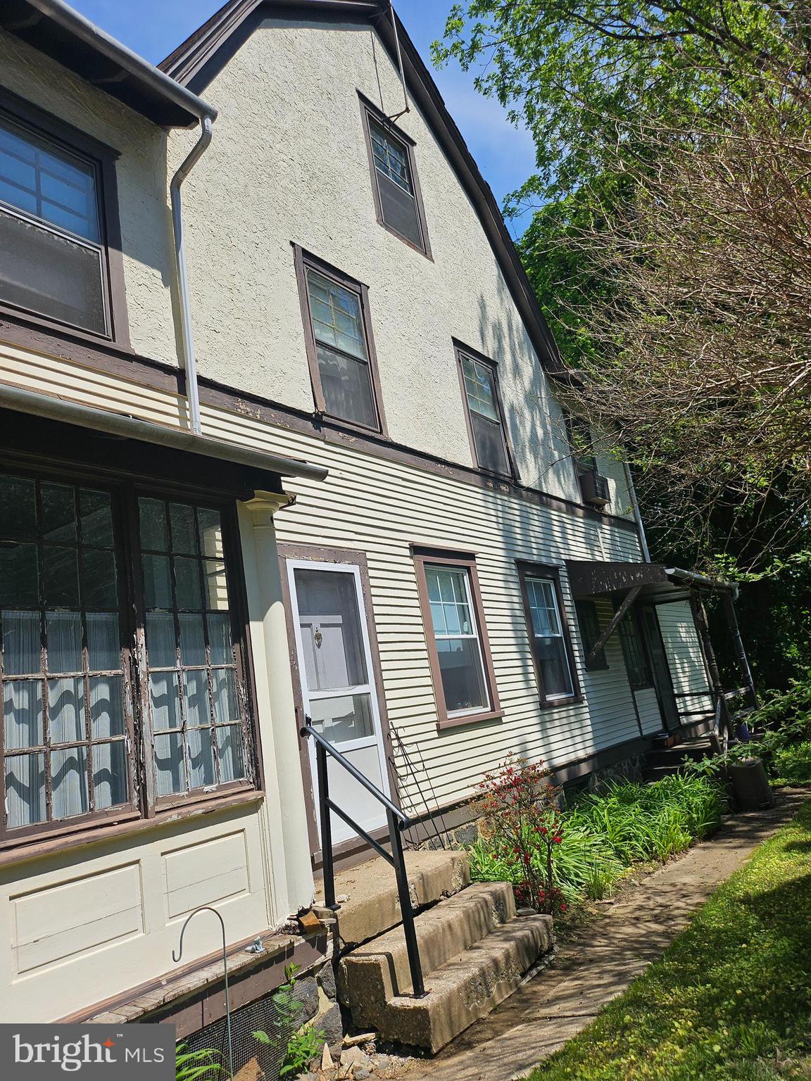 409 W BEECHTREE LANE