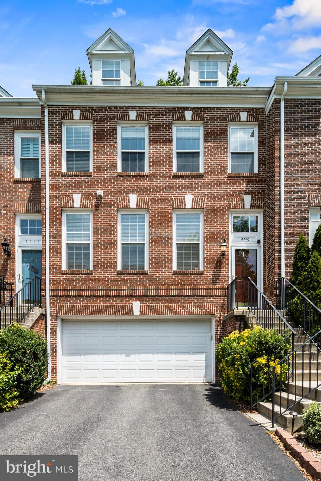 WINDSOR MEWS - Residential Lease