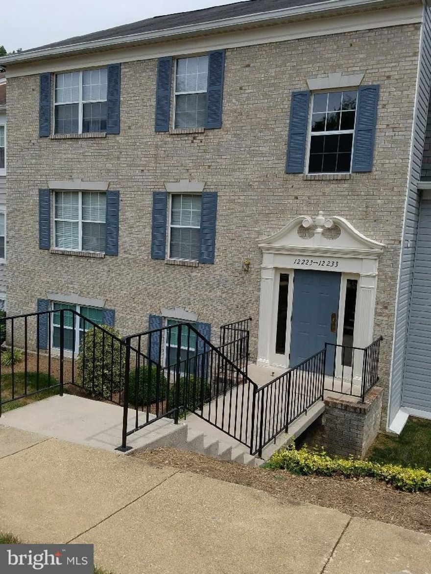 3BR, 2 Full Bath spacious top-floor condo in Lakeridge community with Lofted Ceilings and lots of light! Updated kitchen,  cute and private balcony backs to woods. 2015 New HWH and HVAC. Potential Short Sale Subject to 3rd party approval., Seller prefers Ekko Title