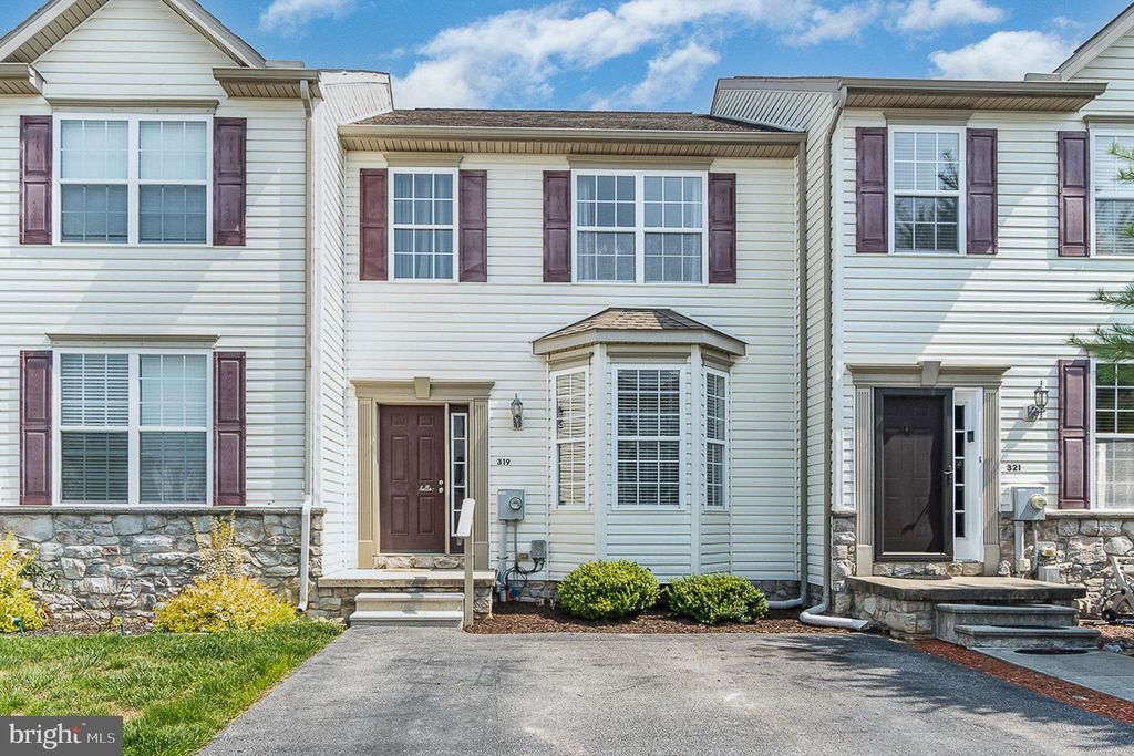 Photo of 319 Mineral Drive, YORK, PA 17408 (MLS # PAYK2091724)