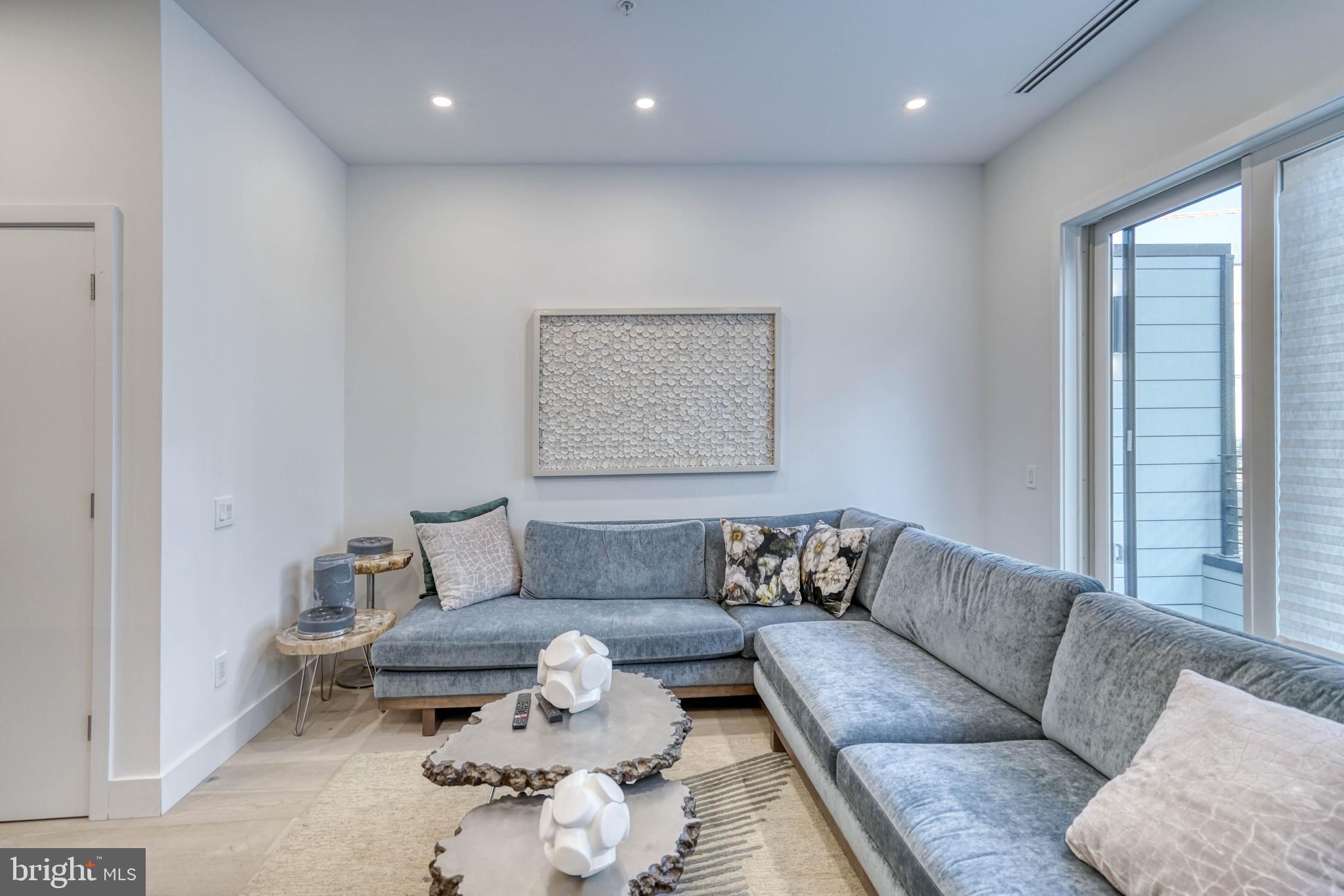 LOGAN SQUARE - Residential