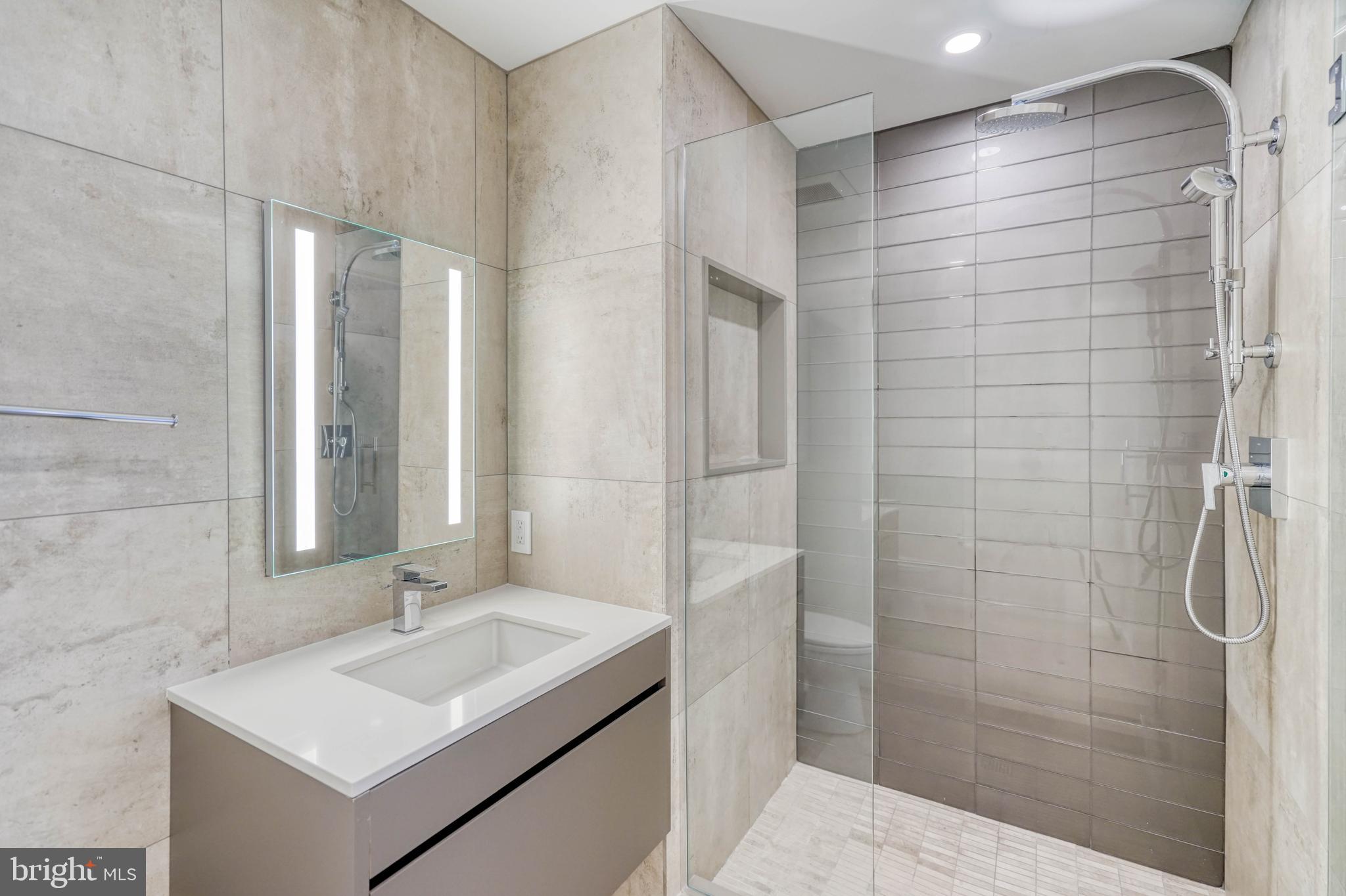 LOGAN SQUARE - Residential