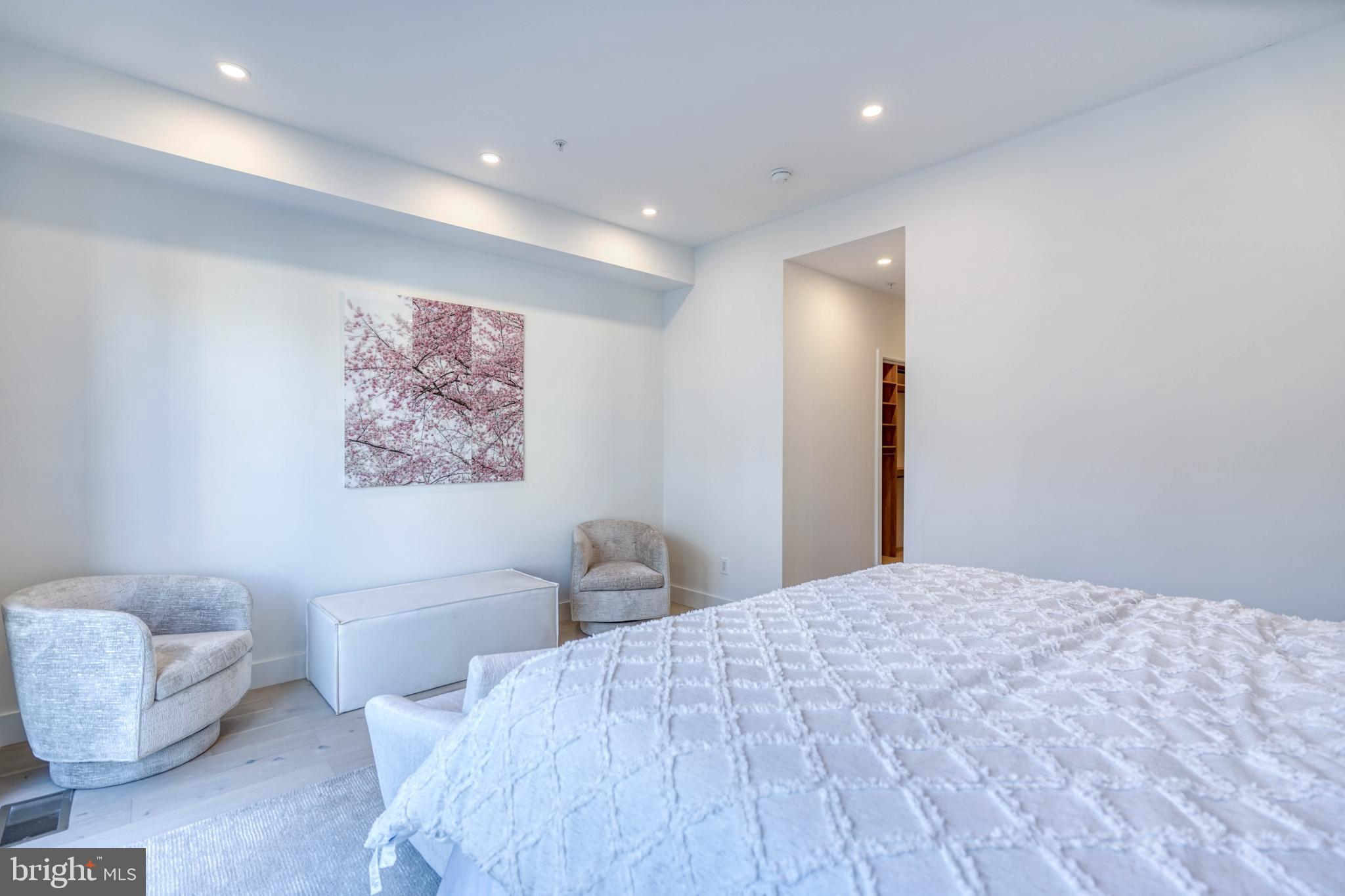 LOGAN SQUARE - Residential