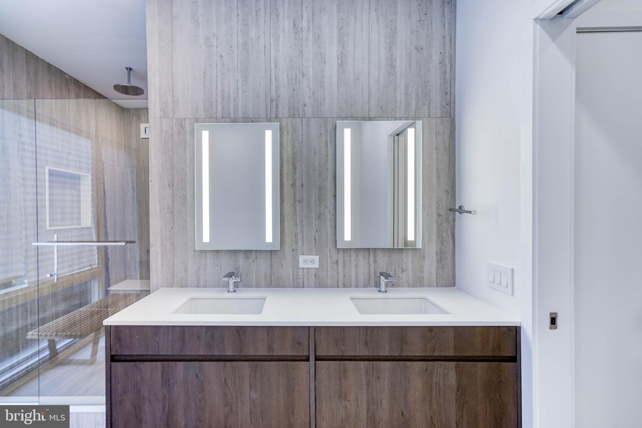 LOGAN SQUARE - Residential