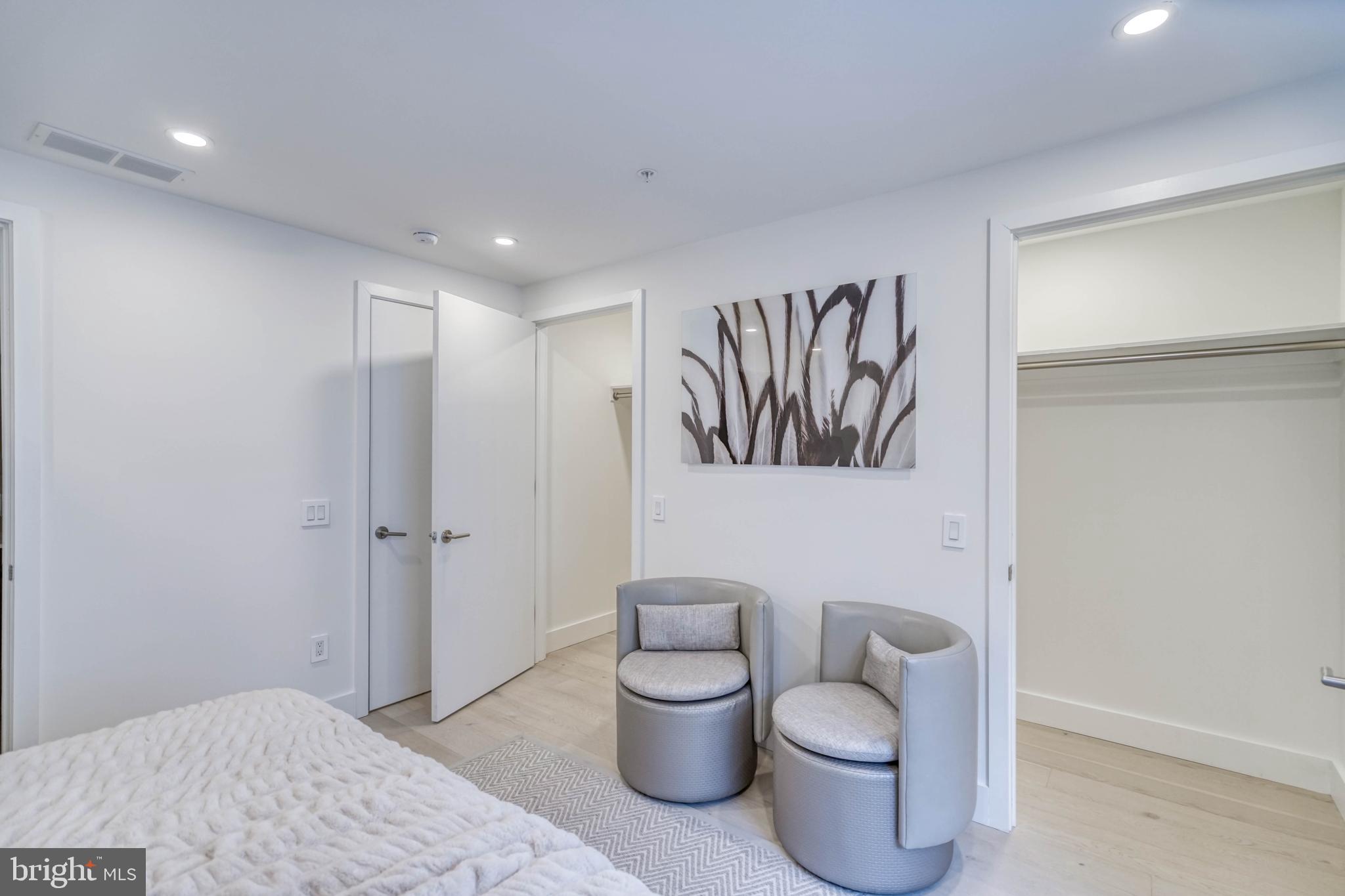 LOGAN SQUARE - Residential