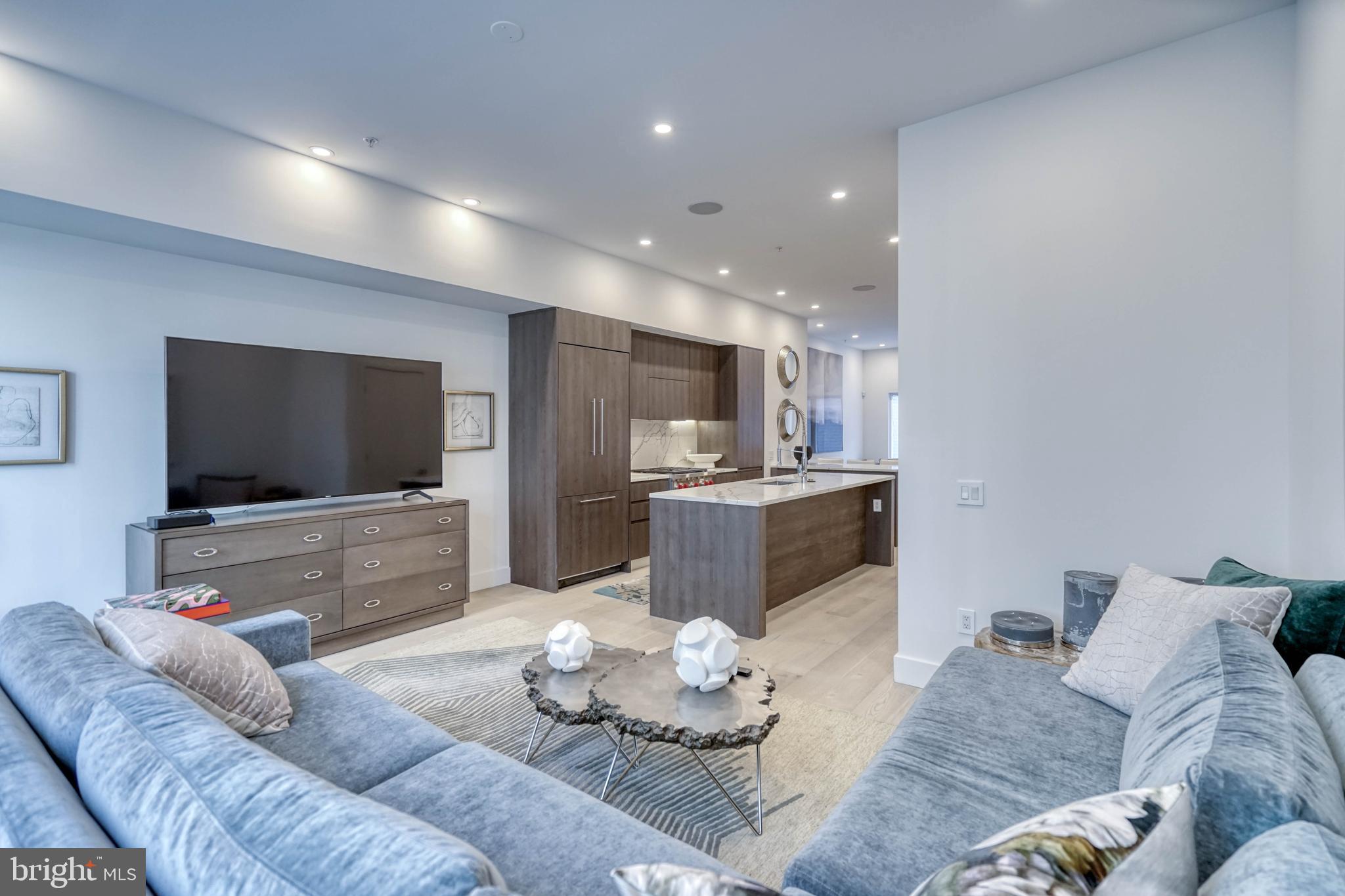 LOGAN SQUARE - Residential