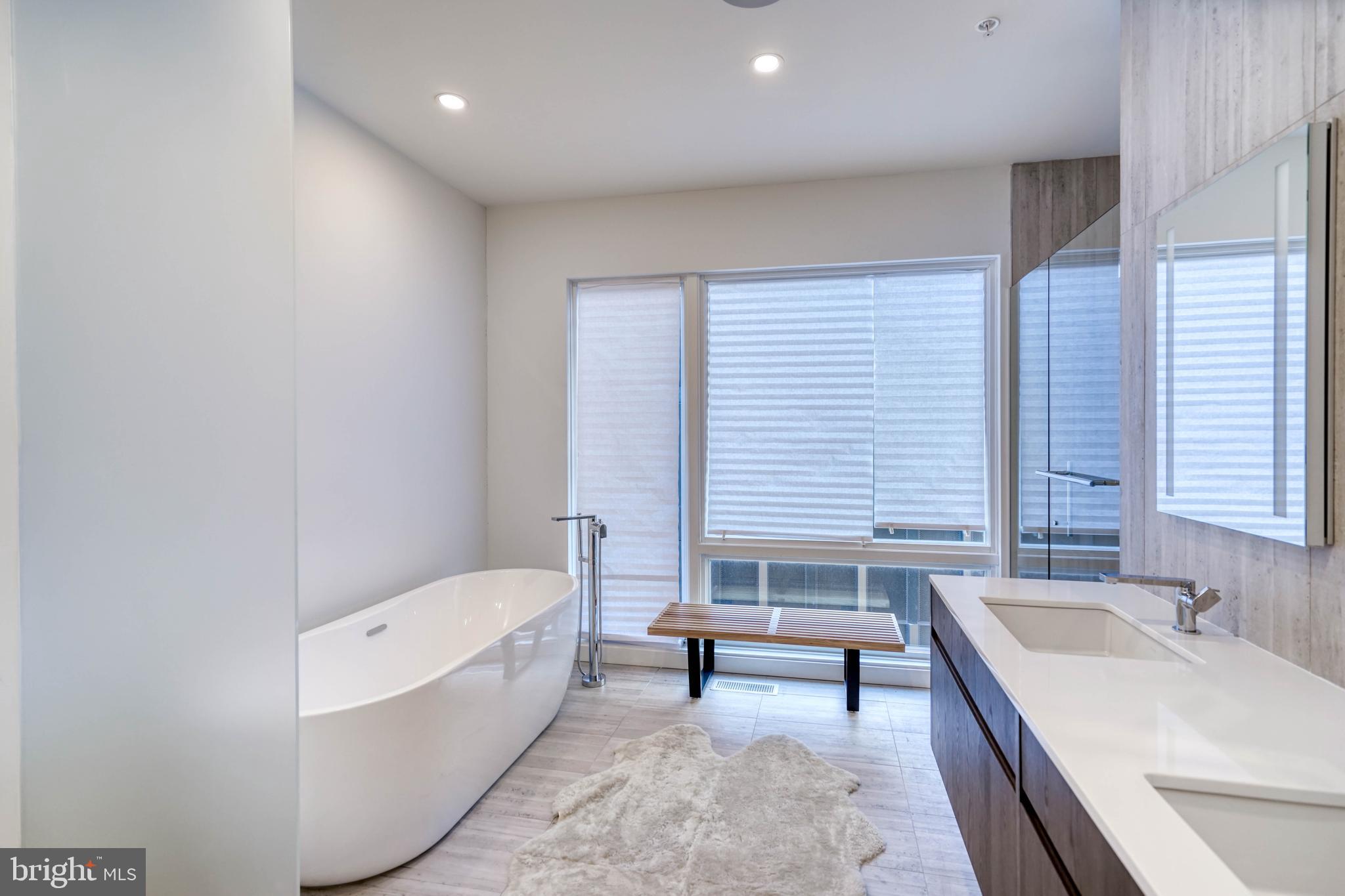 LOGAN SQUARE - Residential