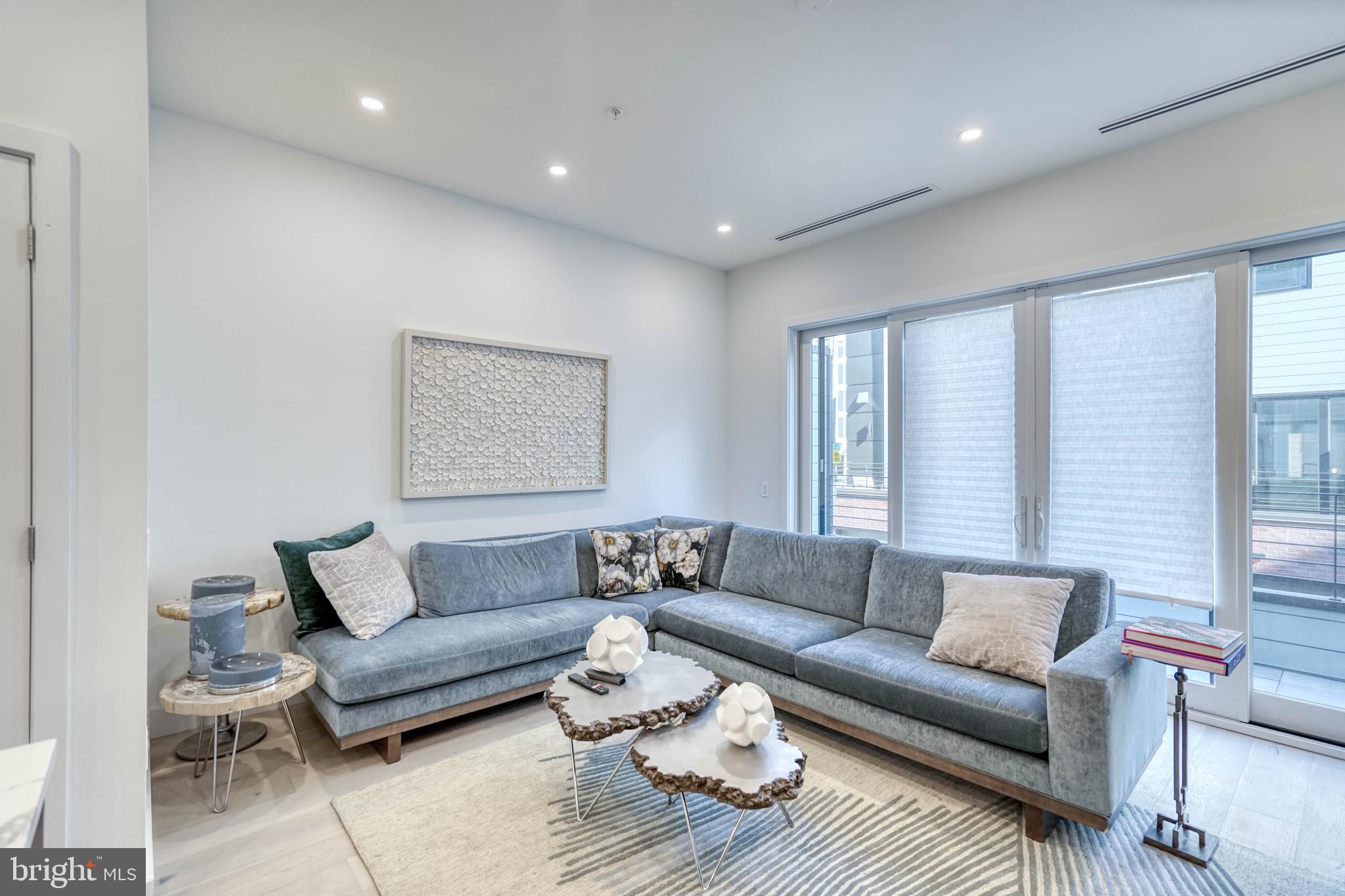 LOGAN SQUARE - Residential