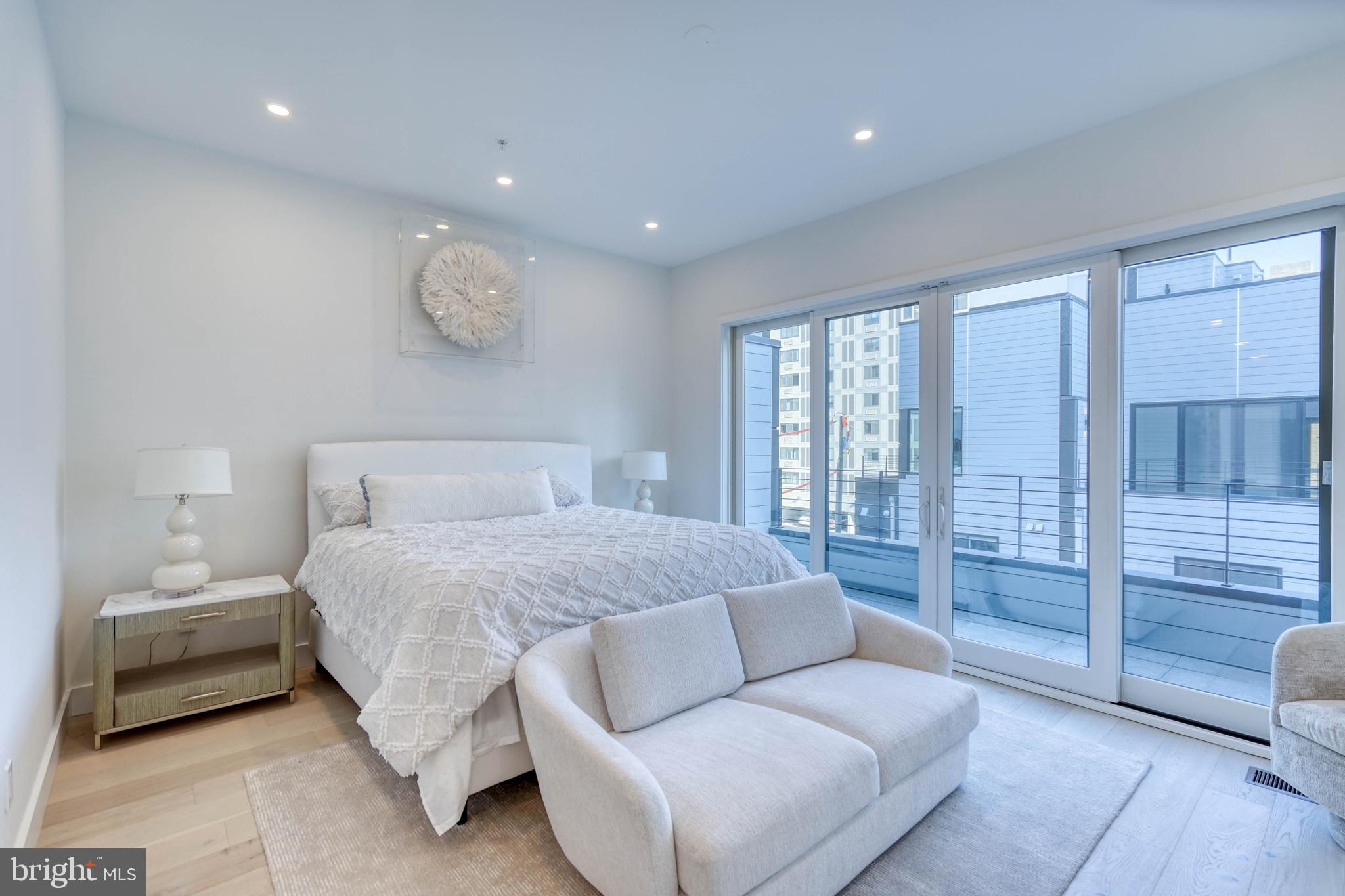 LOGAN SQUARE - Residential