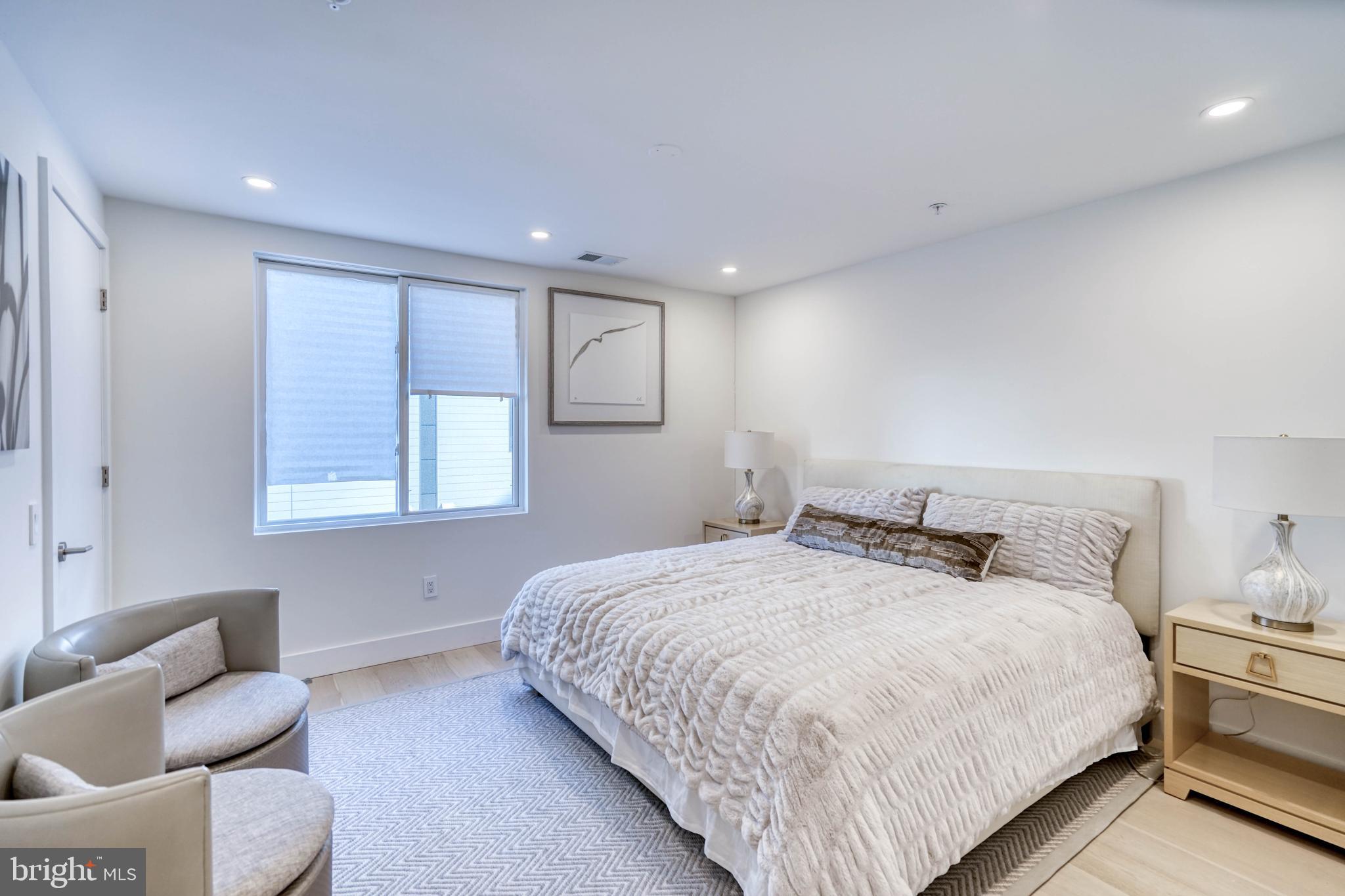 LOGAN SQUARE - Residential