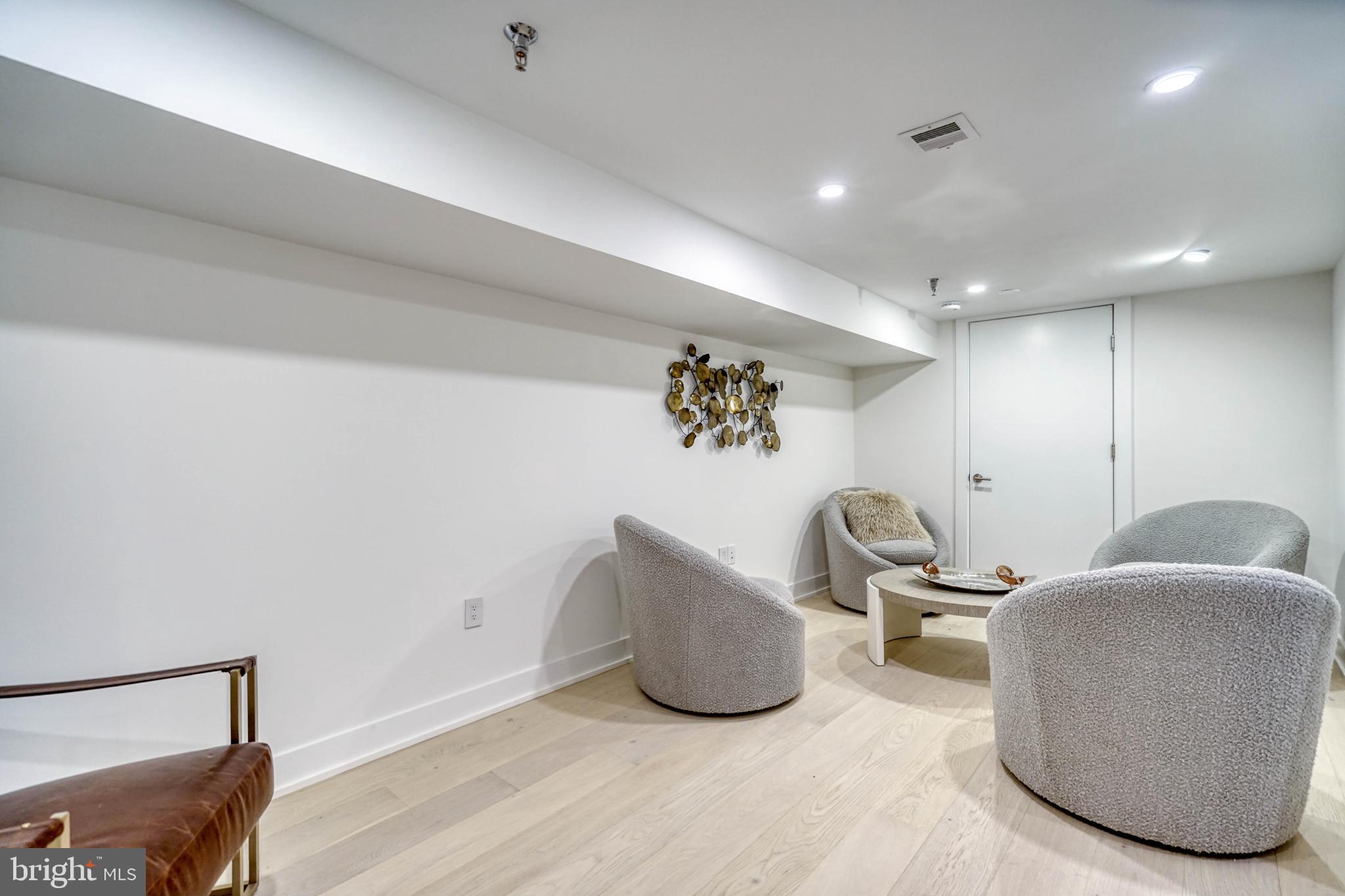 LOGAN SQUARE - Residential