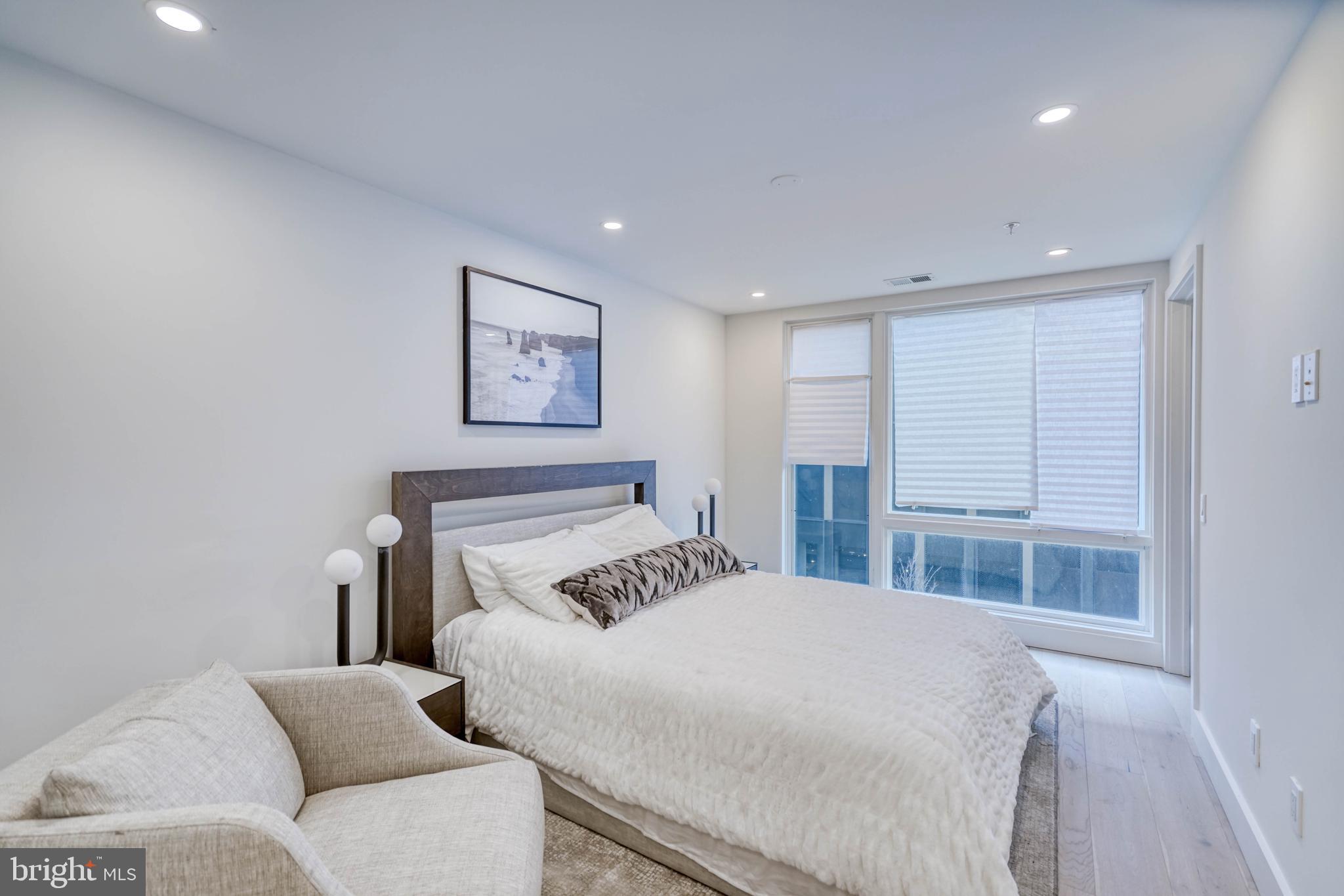 LOGAN SQUARE - Residential