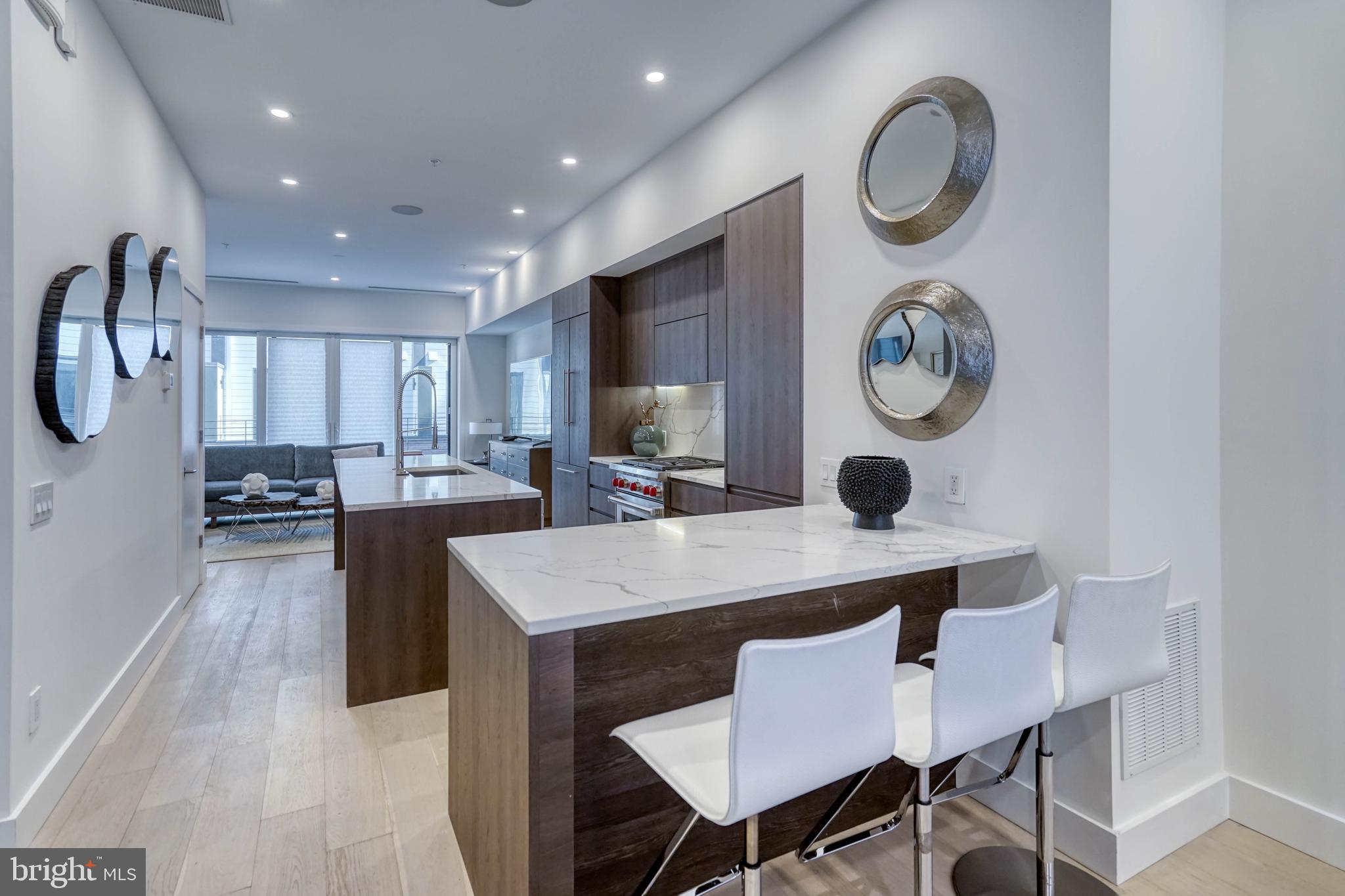 LOGAN SQUARE - Residential