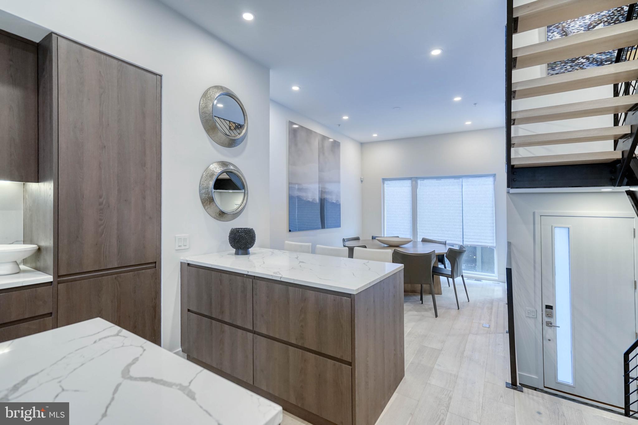 LOGAN SQUARE - Residential