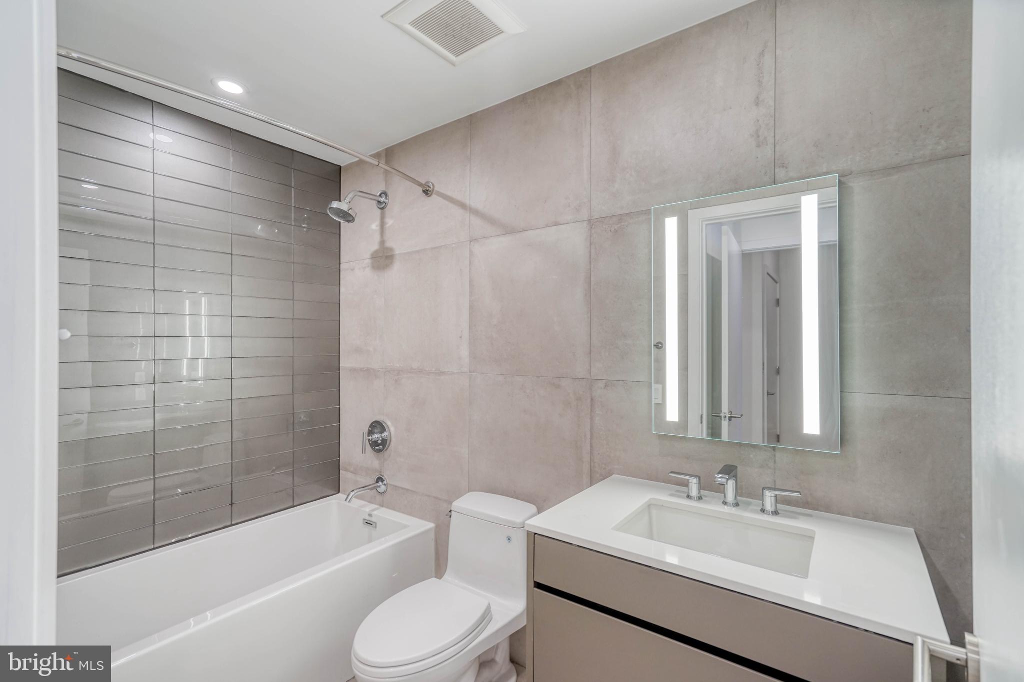 LOGAN SQUARE - Residential