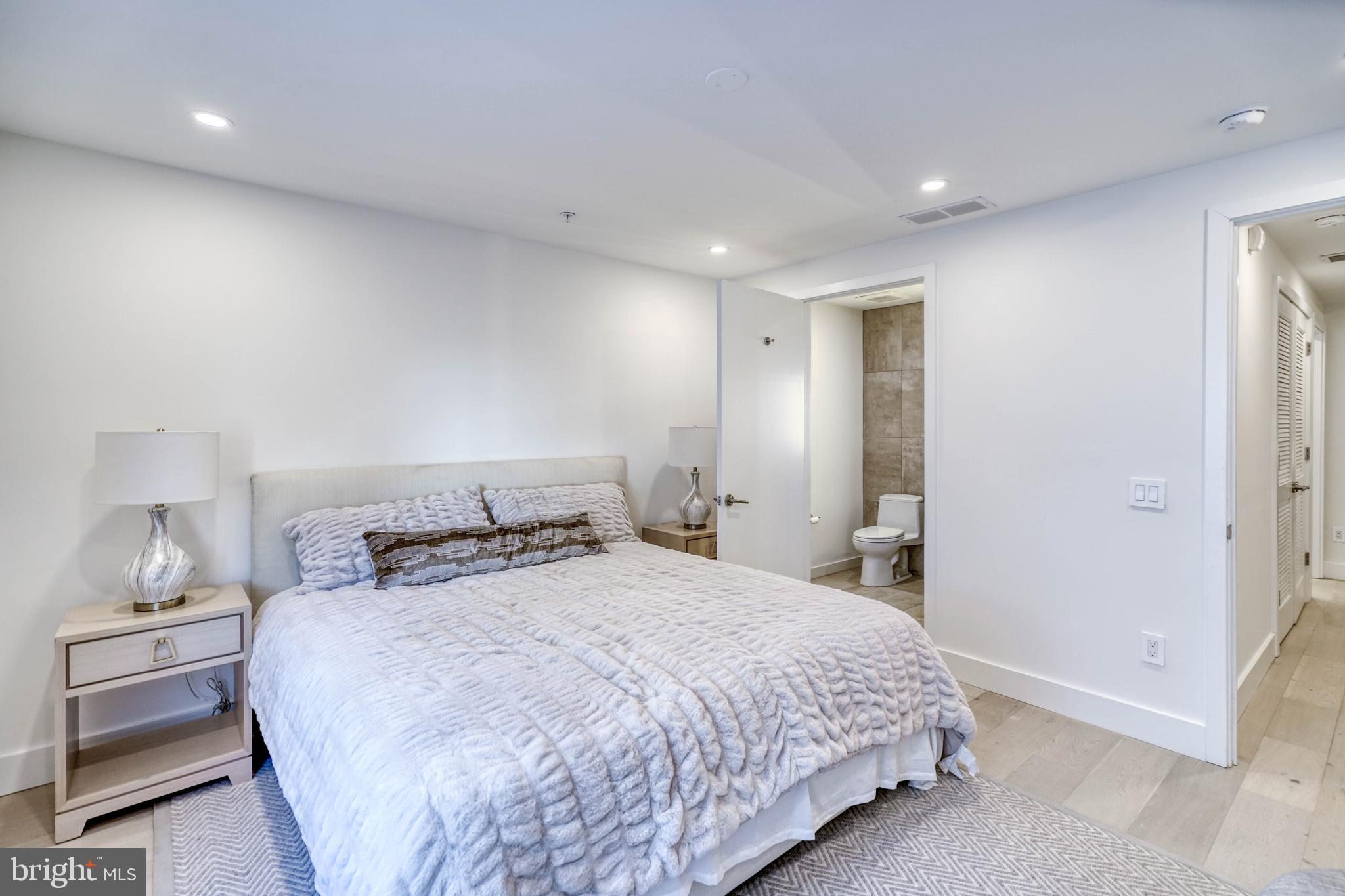 LOGAN SQUARE - Residential