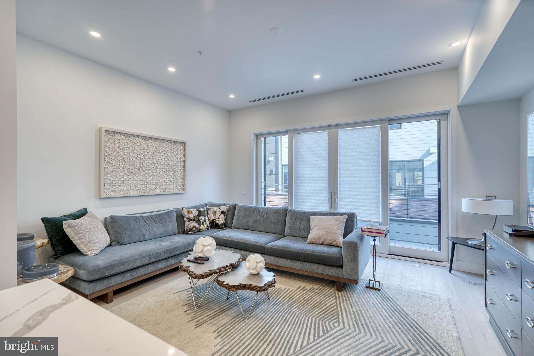 LOGAN SQUARE - Residential