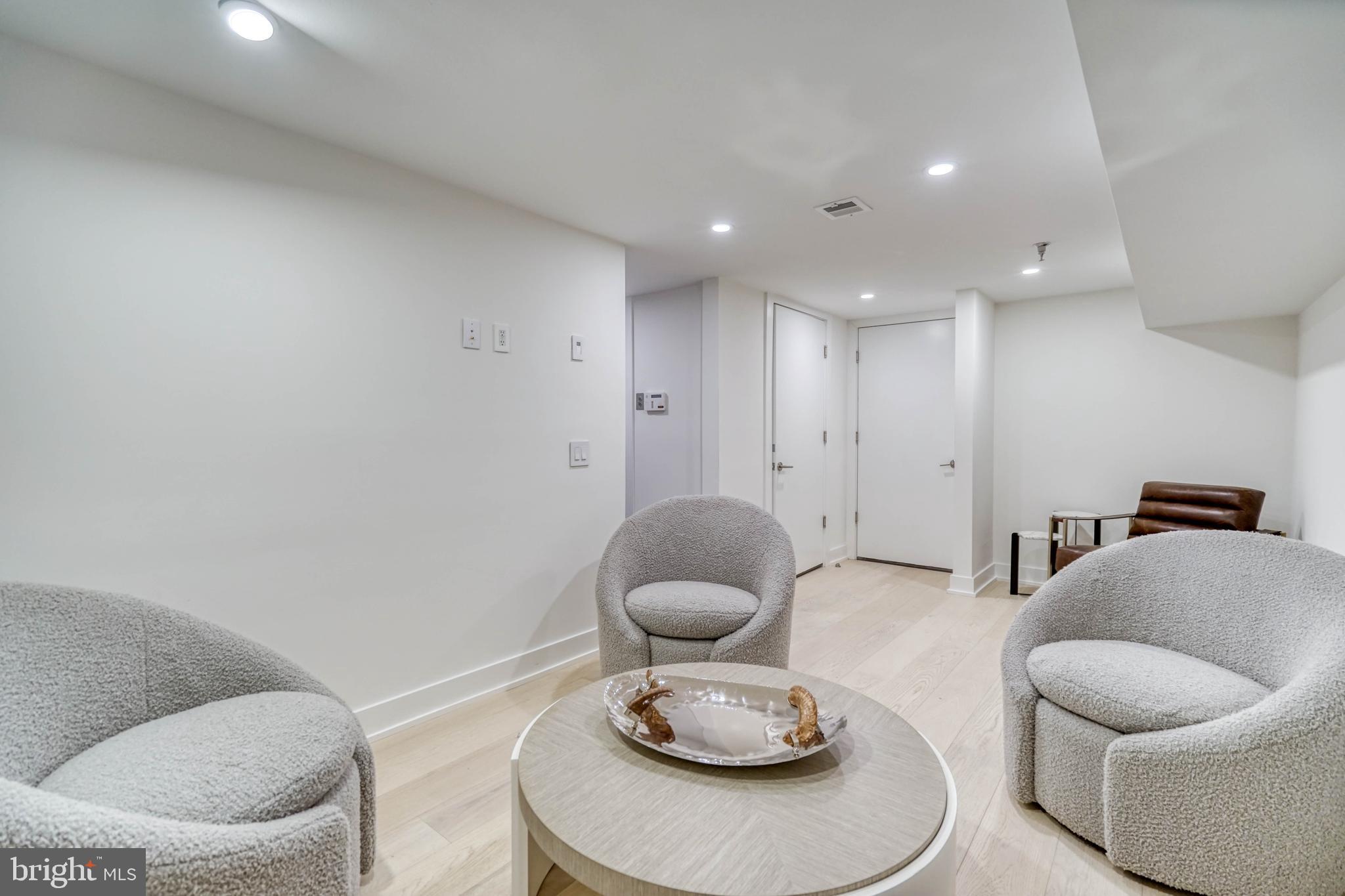 LOGAN SQUARE - Residential