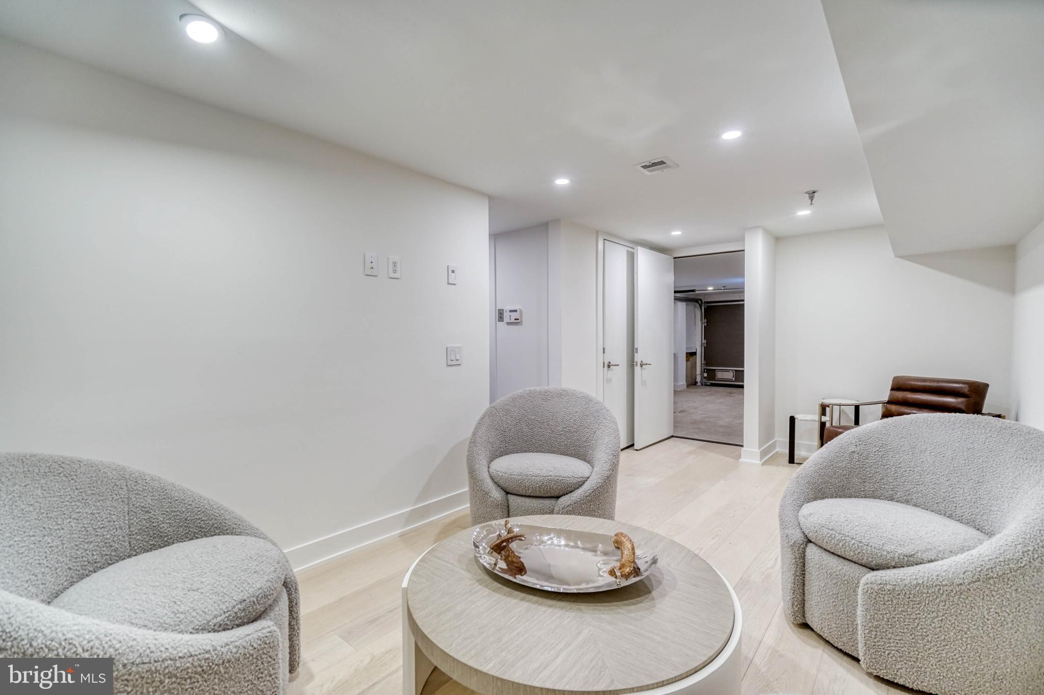 LOGAN SQUARE - Residential