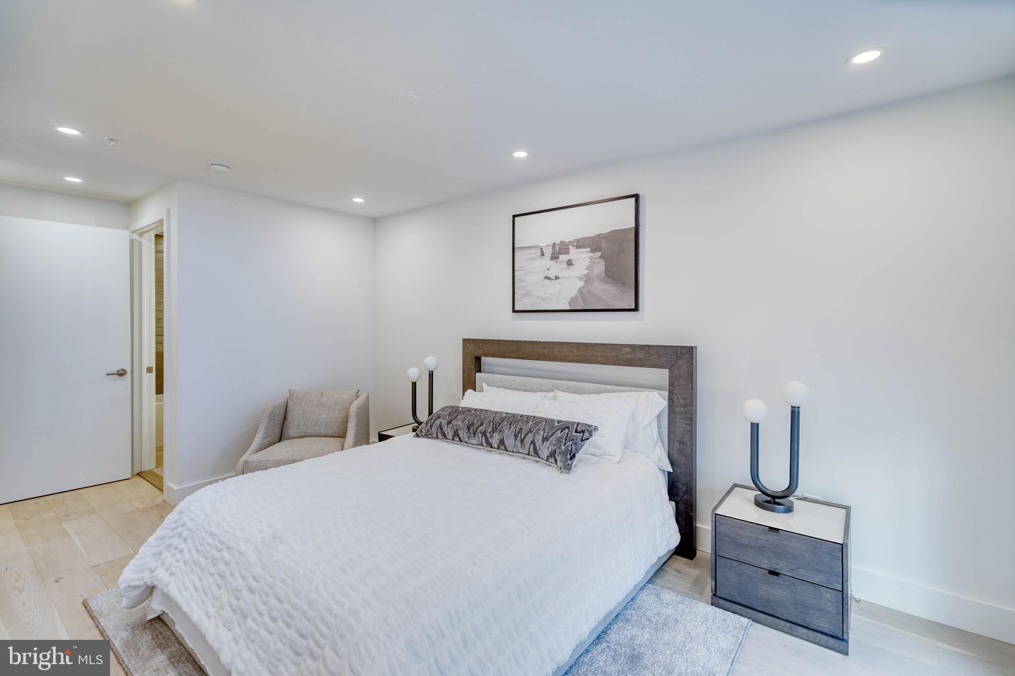 LOGAN SQUARE - Residential