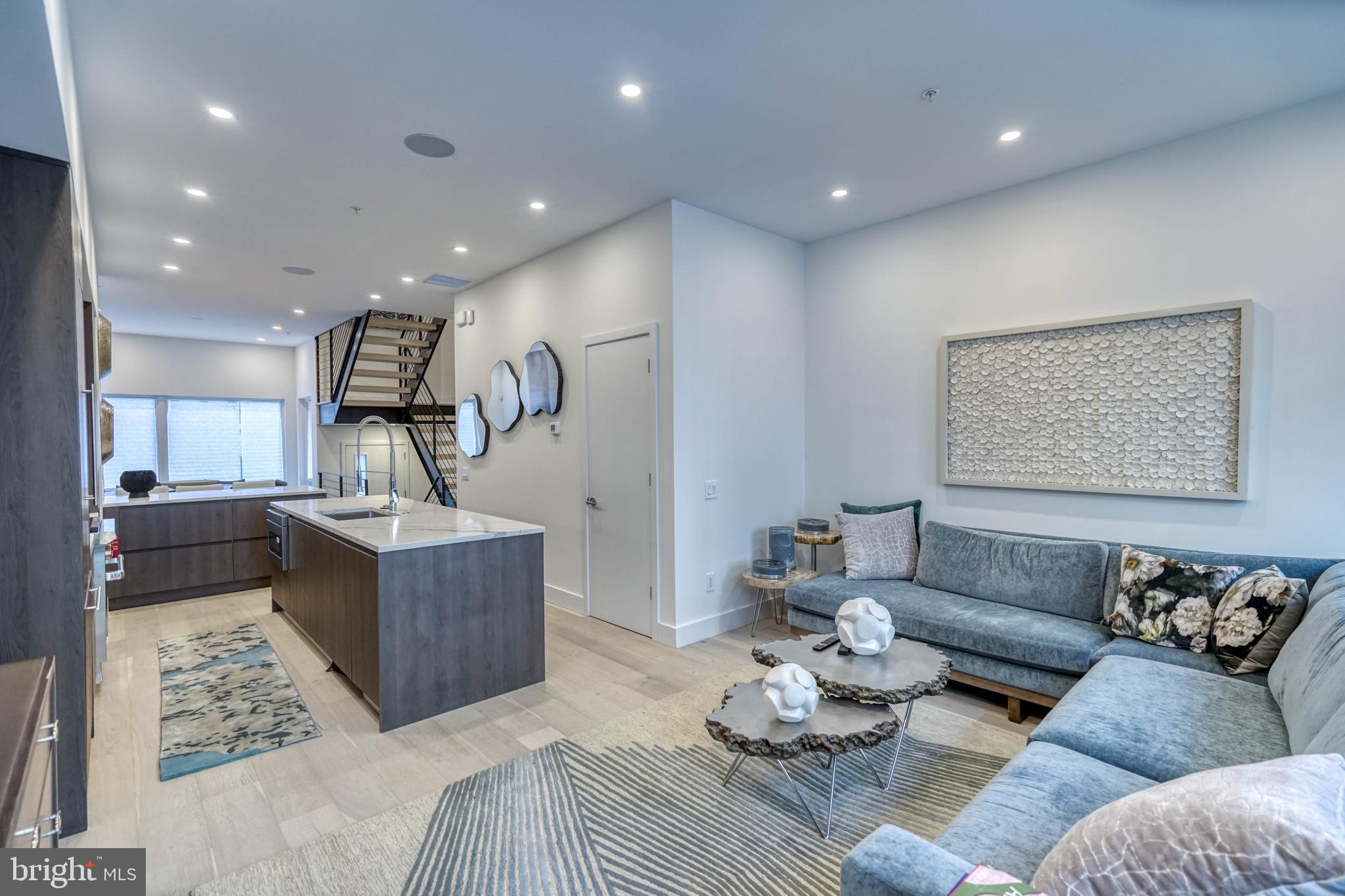 LOGAN SQUARE - Residential