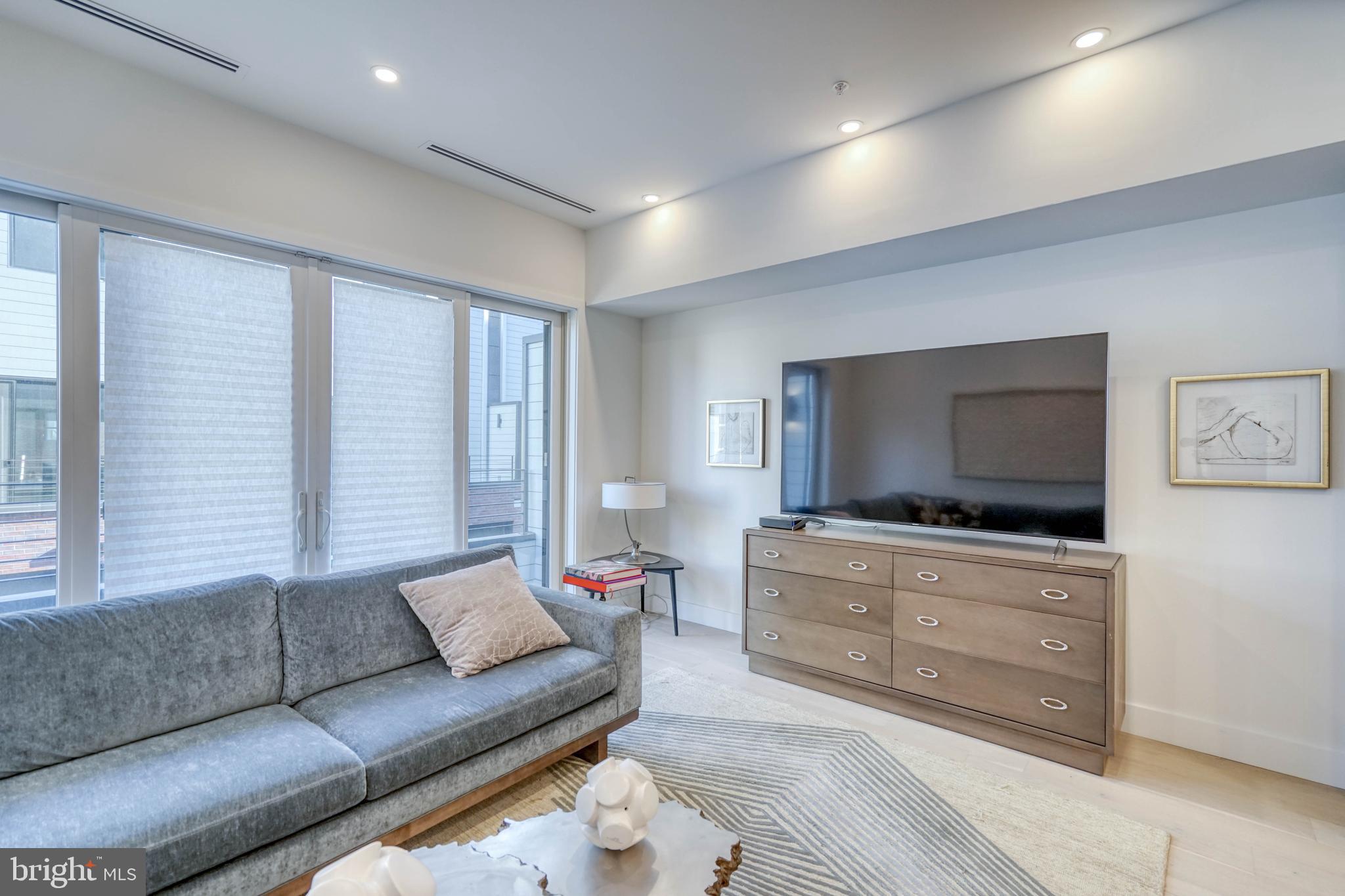 LOGAN SQUARE - Residential