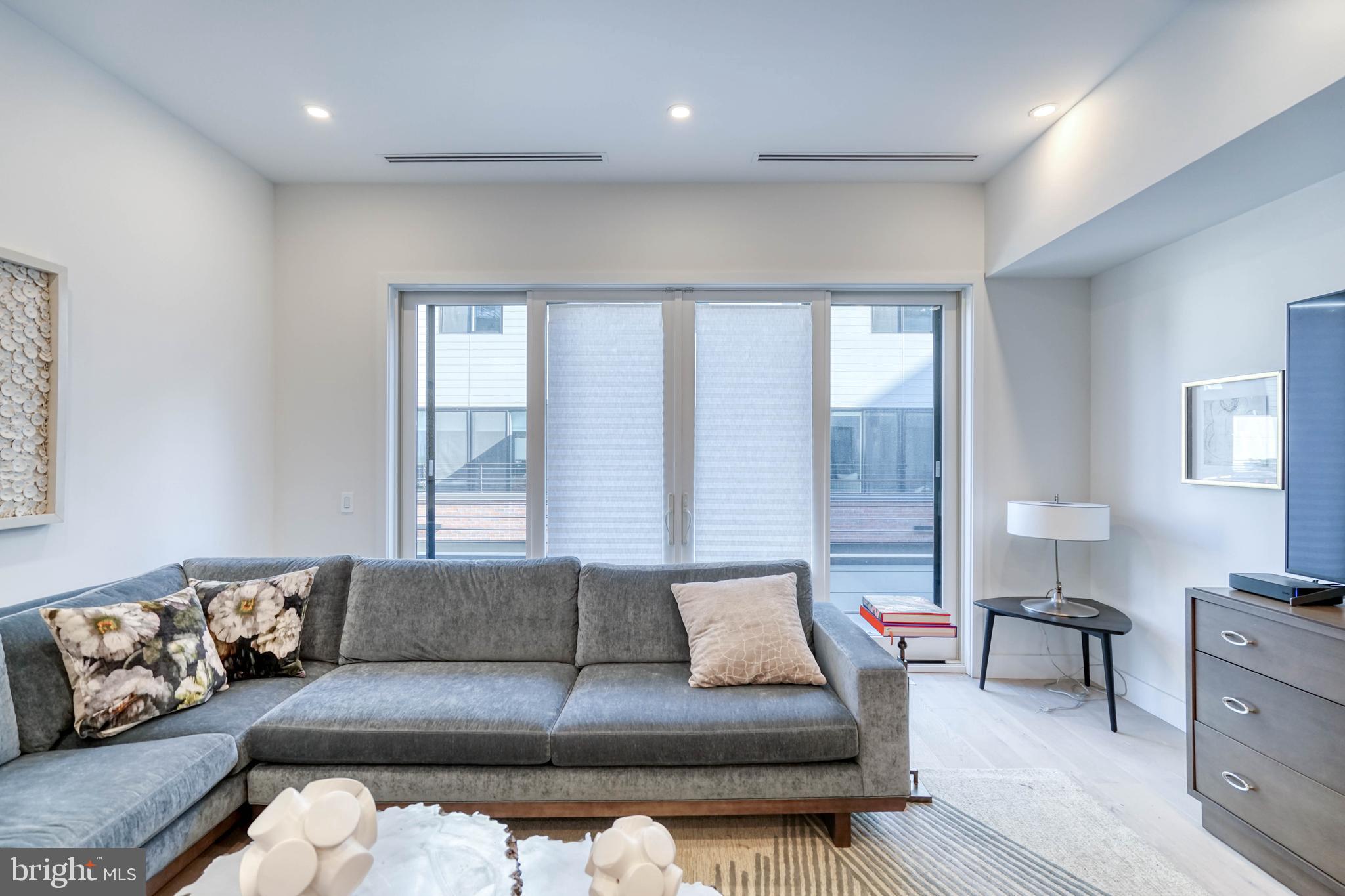 LOGAN SQUARE - Residential