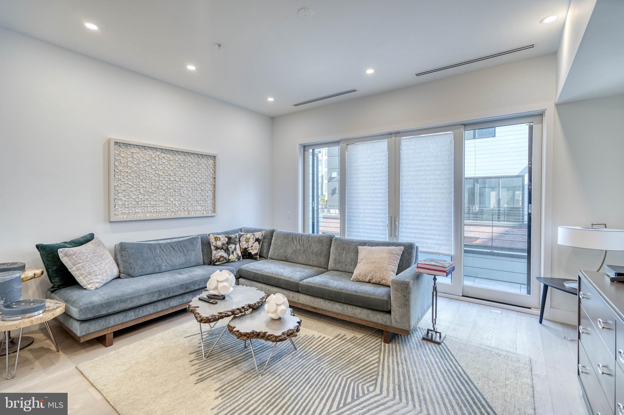 LOGAN SQUARE - Residential