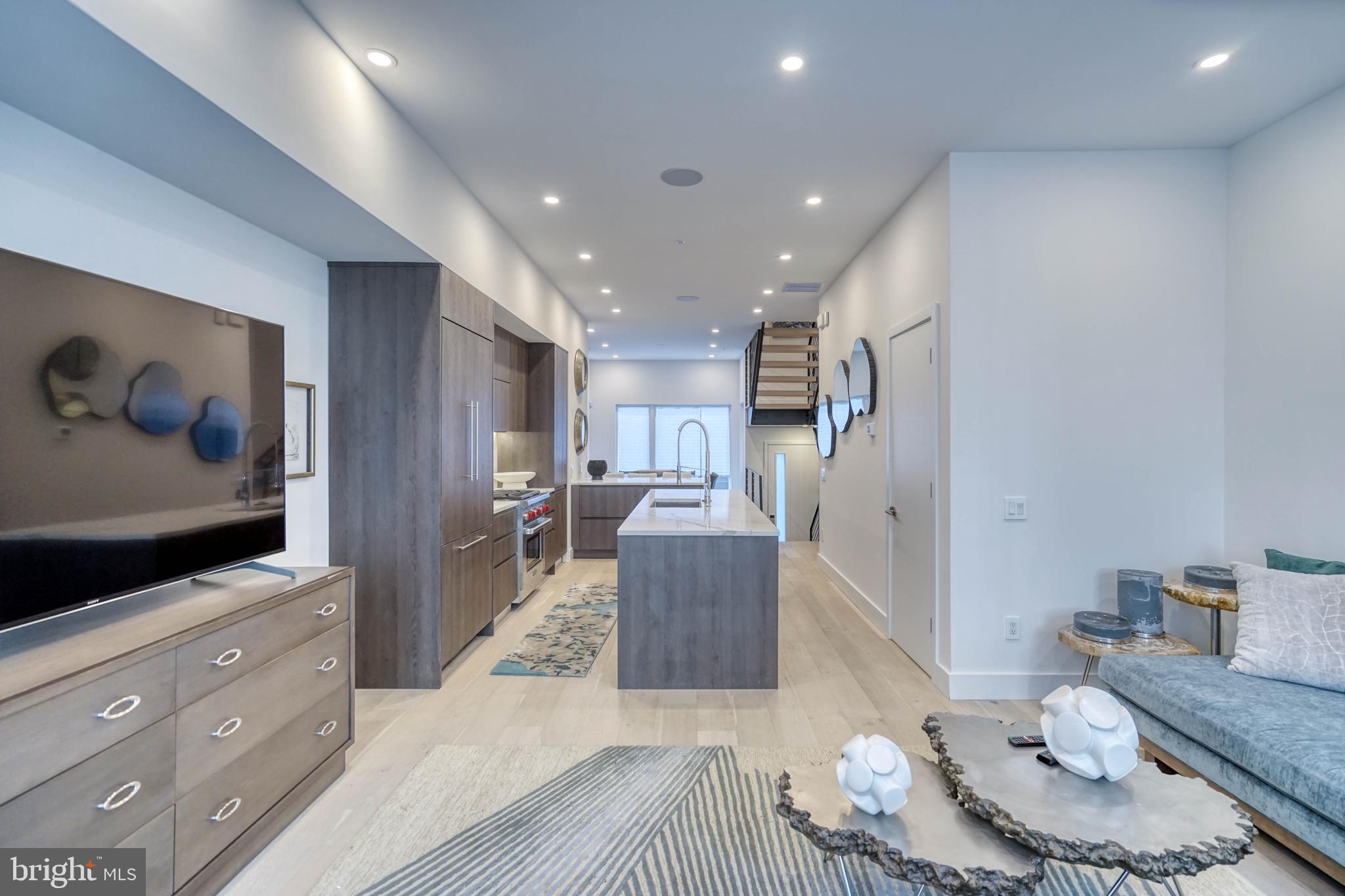 LOGAN SQUARE - Residential