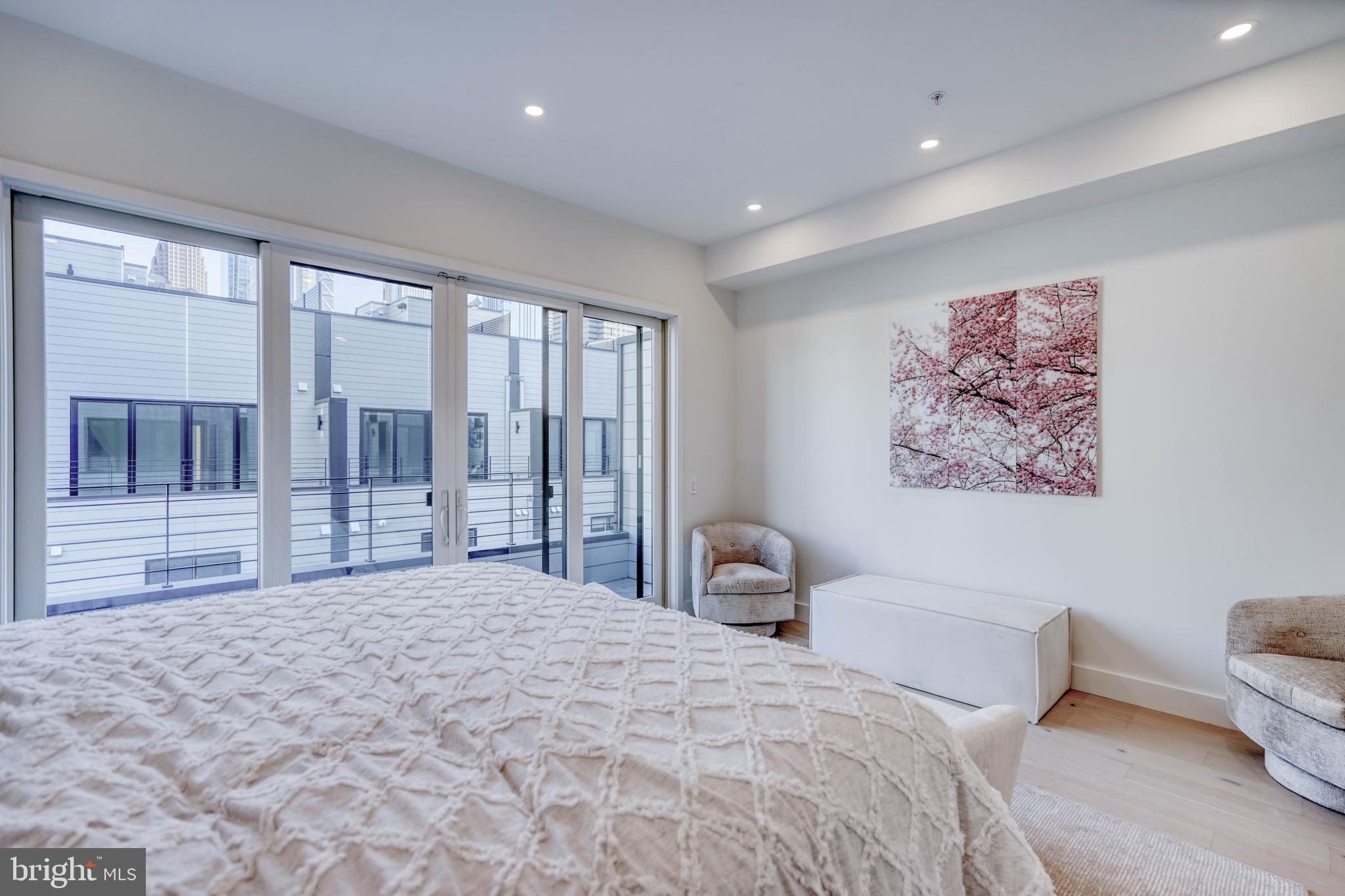 LOGAN SQUARE - Residential