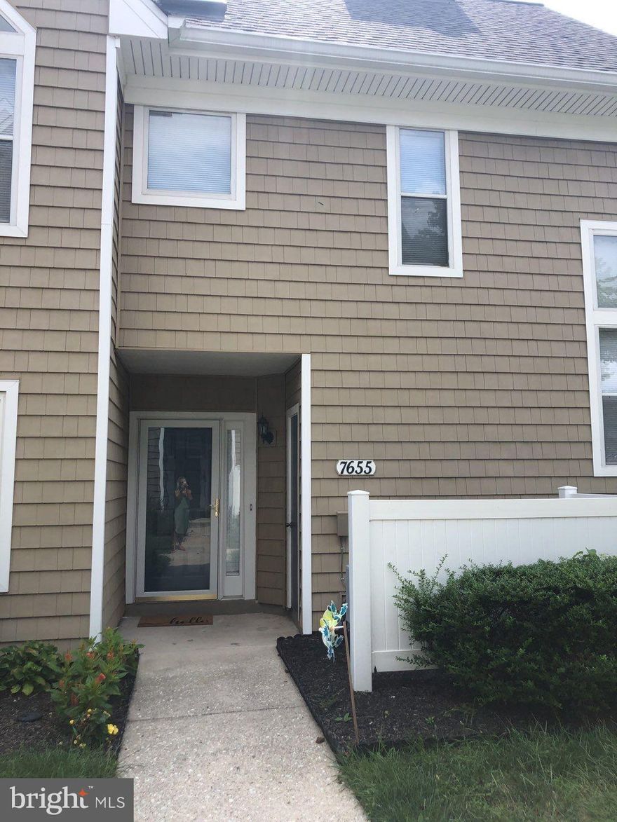 2 bedroom 2 bath condo, hardwood floors through out, walk-in closets, granite counter tops in the kitchen and bathrooms. Community pool and tennis courts. No smoking. Will consider your pet.