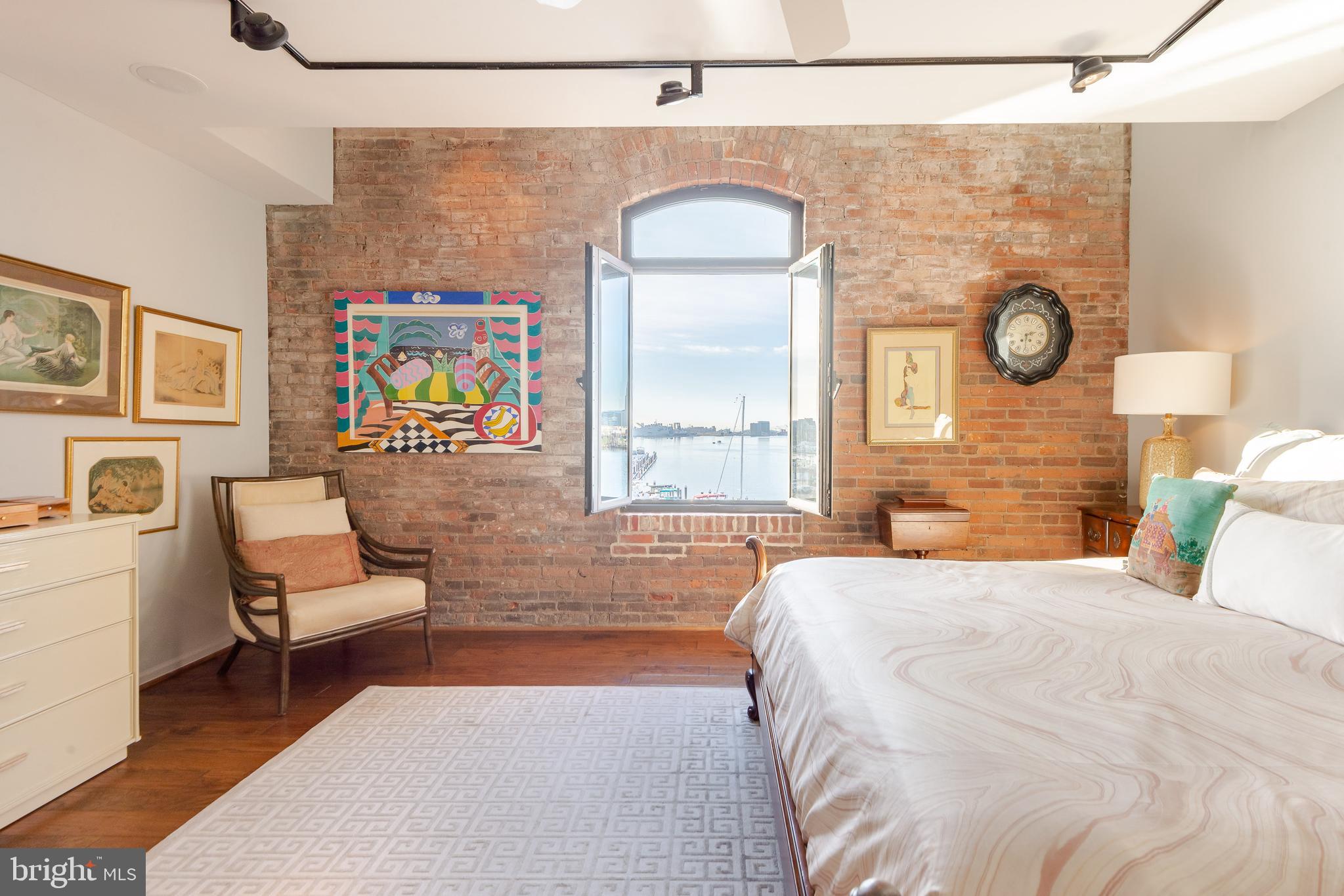 HENDERSON'S WHARF - Residential