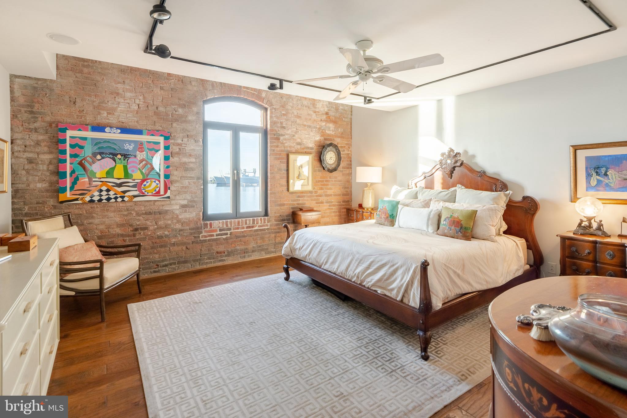 HENDERSON'S WHARF - Residential