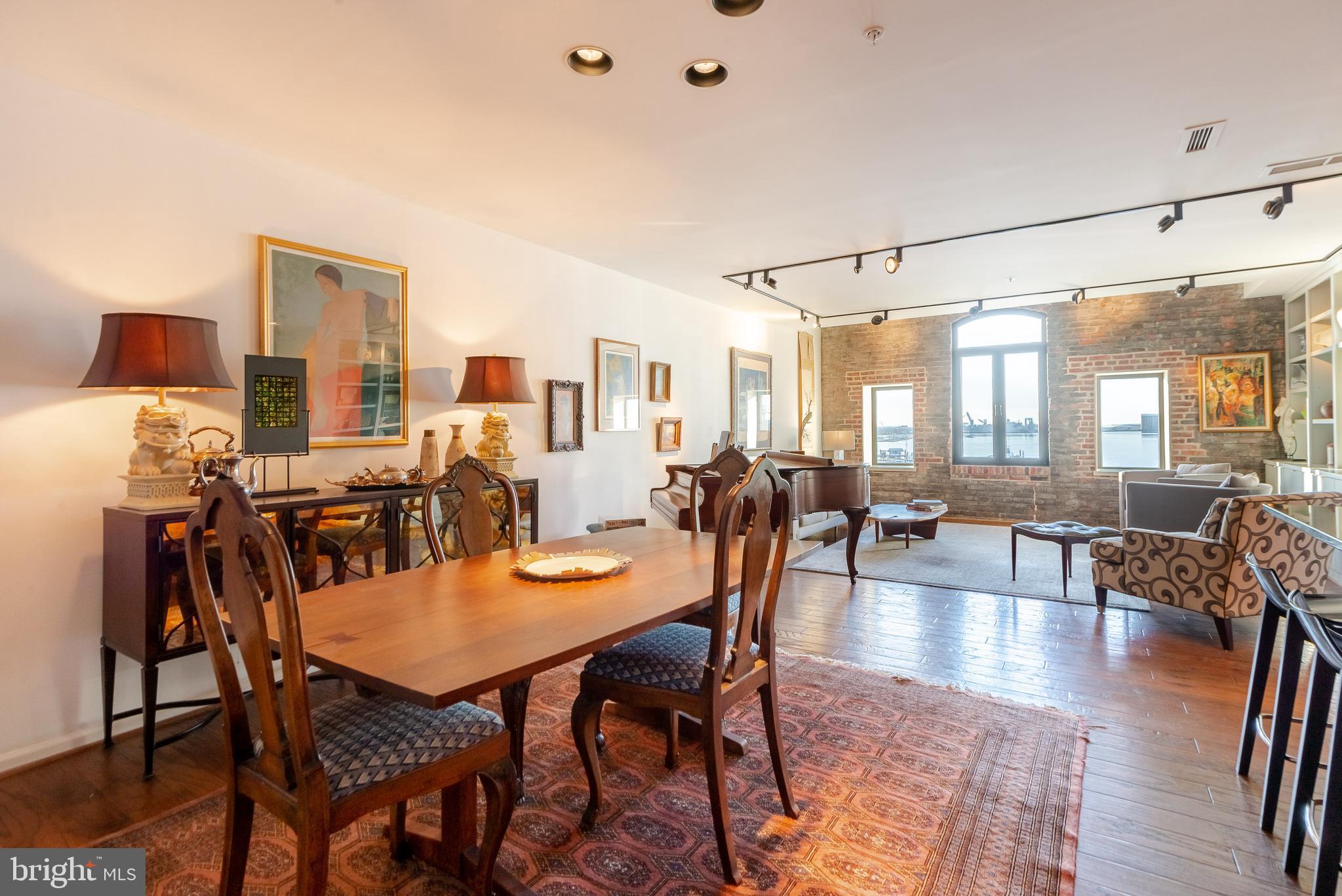 HENDERSON'S WHARF - Residential