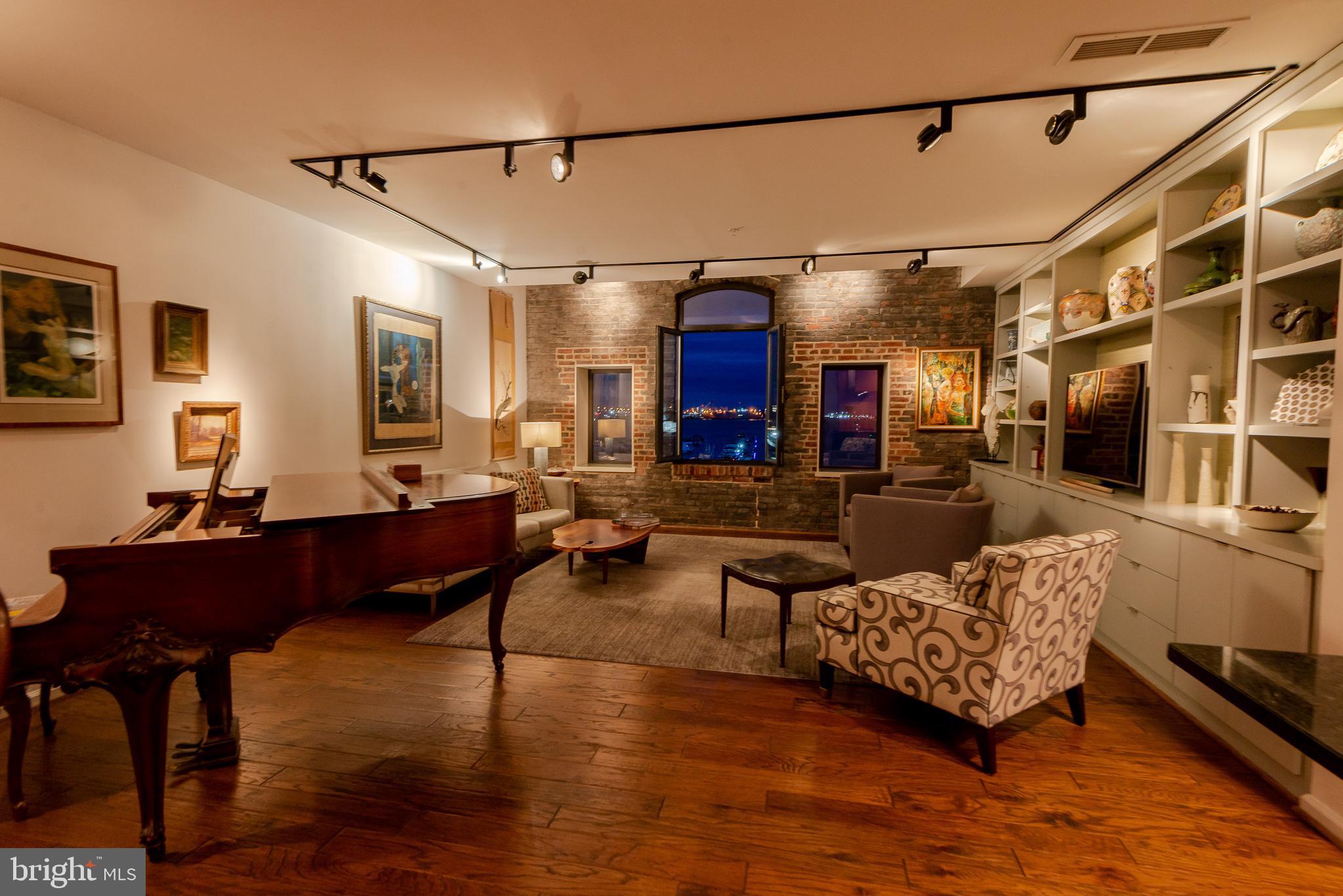 HENDERSON'S WHARF - Residential