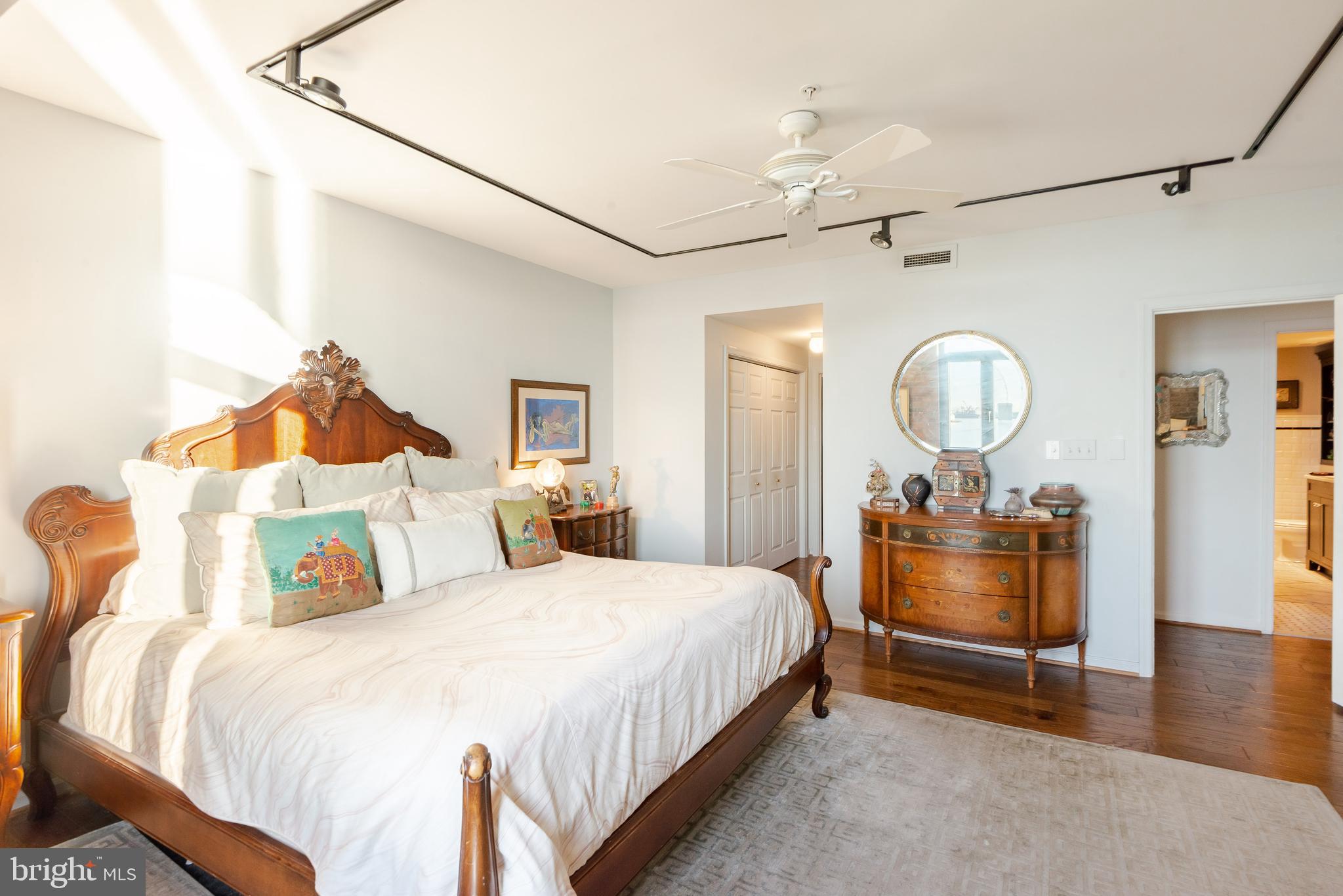 HENDERSON'S WHARF - Residential