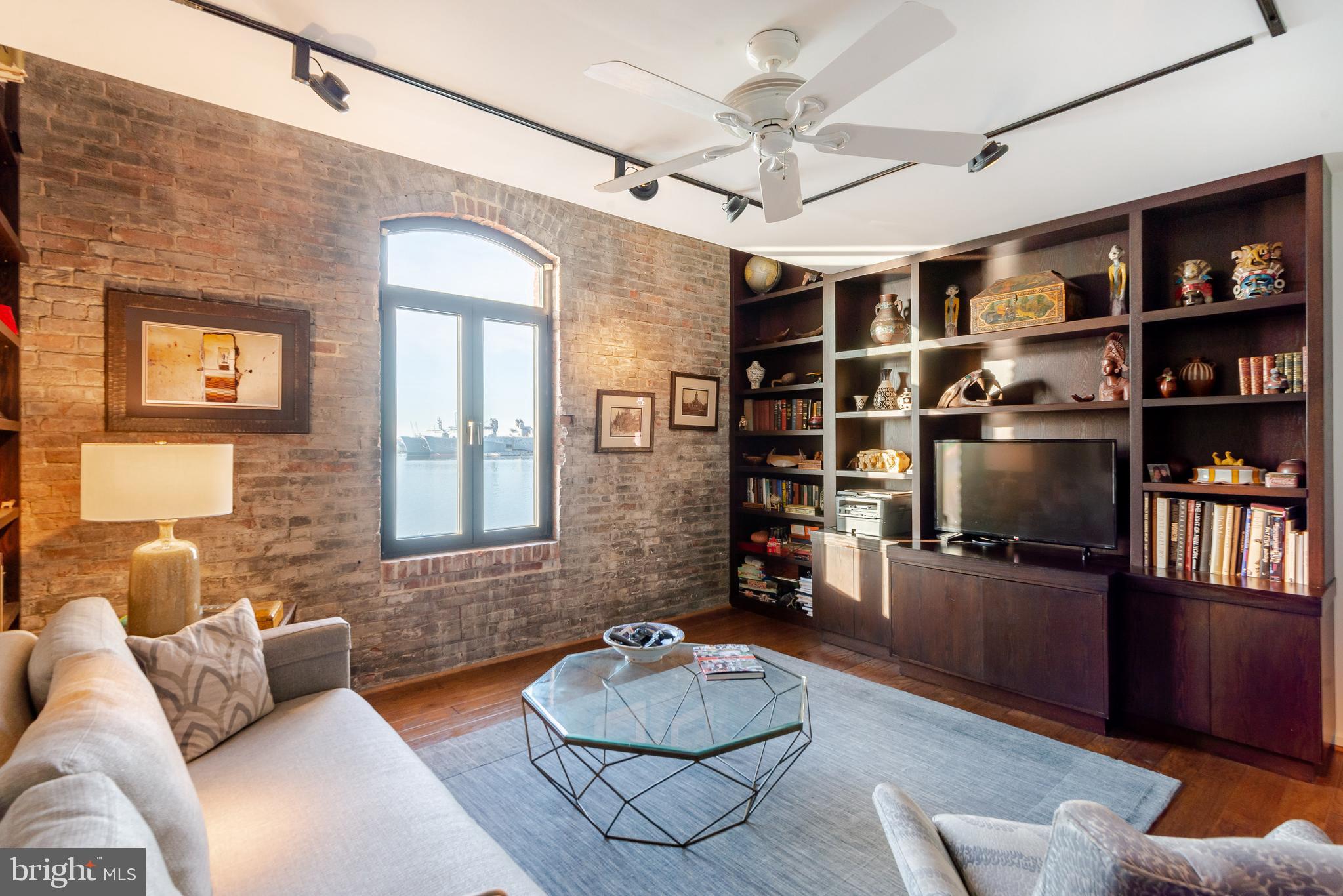 HENDERSON'S WHARF - Residential