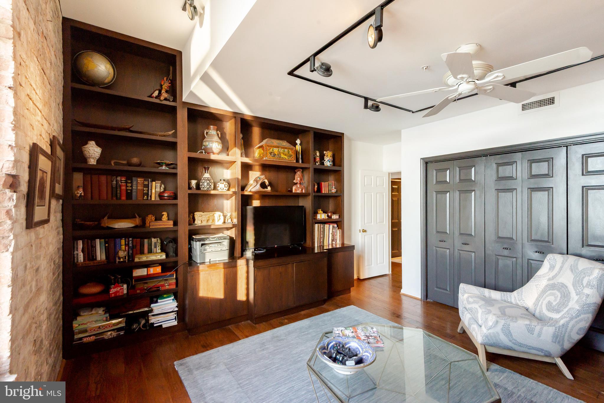 HENDERSON'S WHARF - Residential