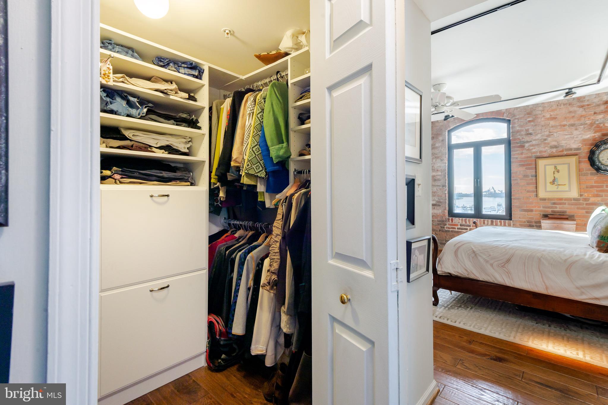 HENDERSON'S WHARF - Residential