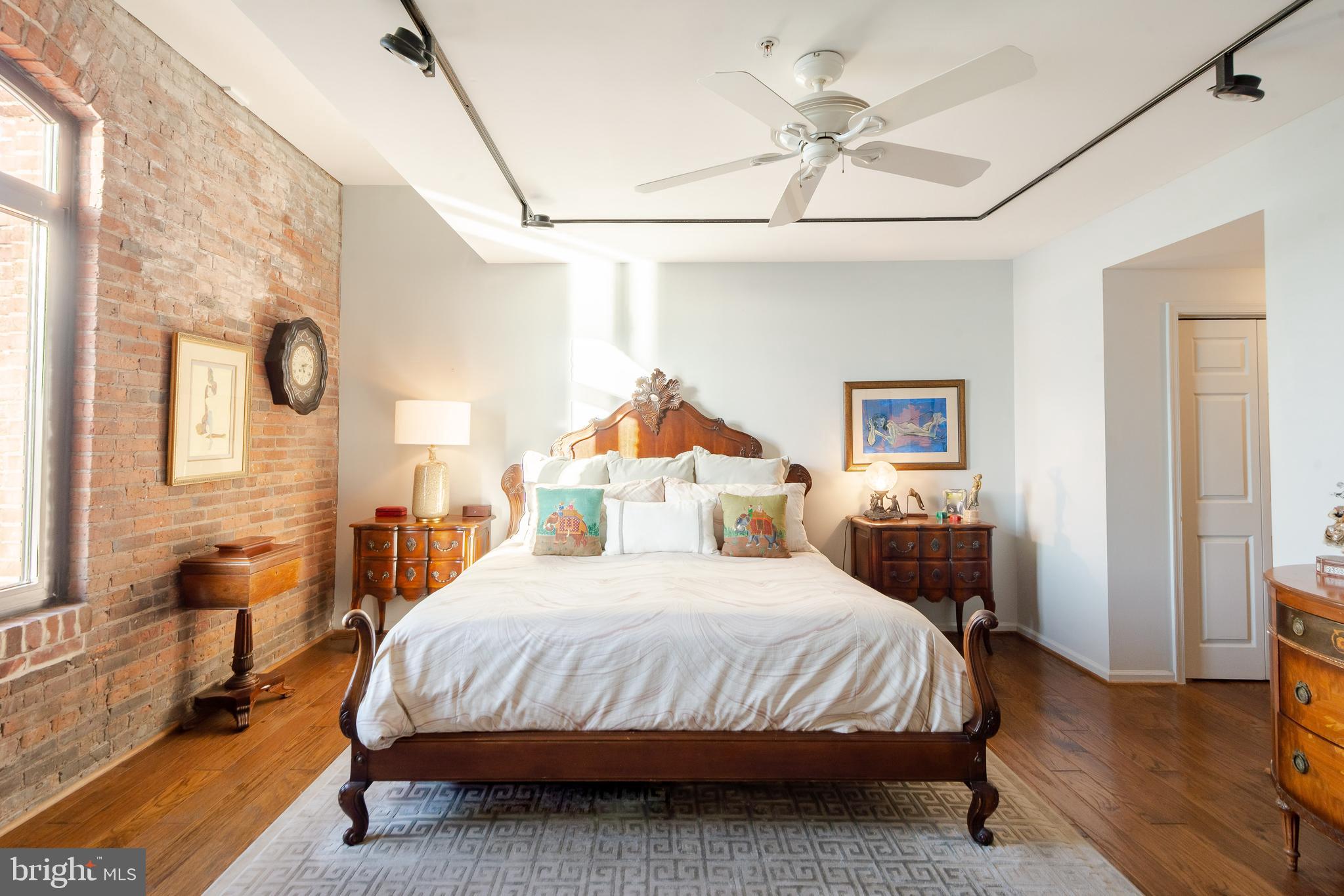 HENDERSON'S WHARF - Residential