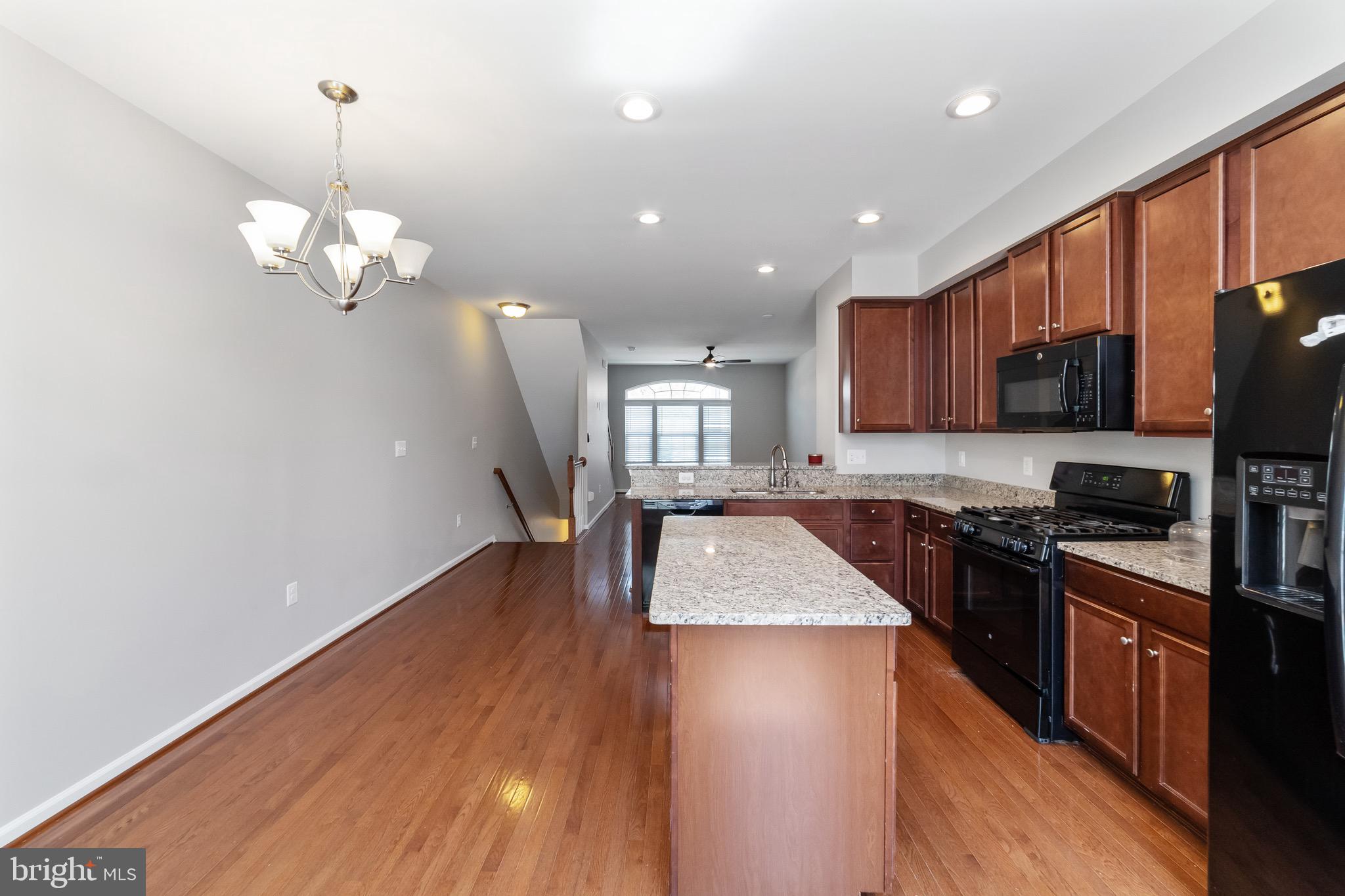 FEATHERSTONE STATION - Residential