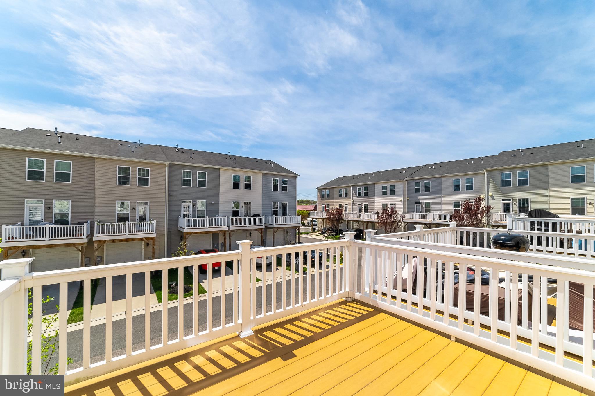 FEATHERSTONE STATION - Residential