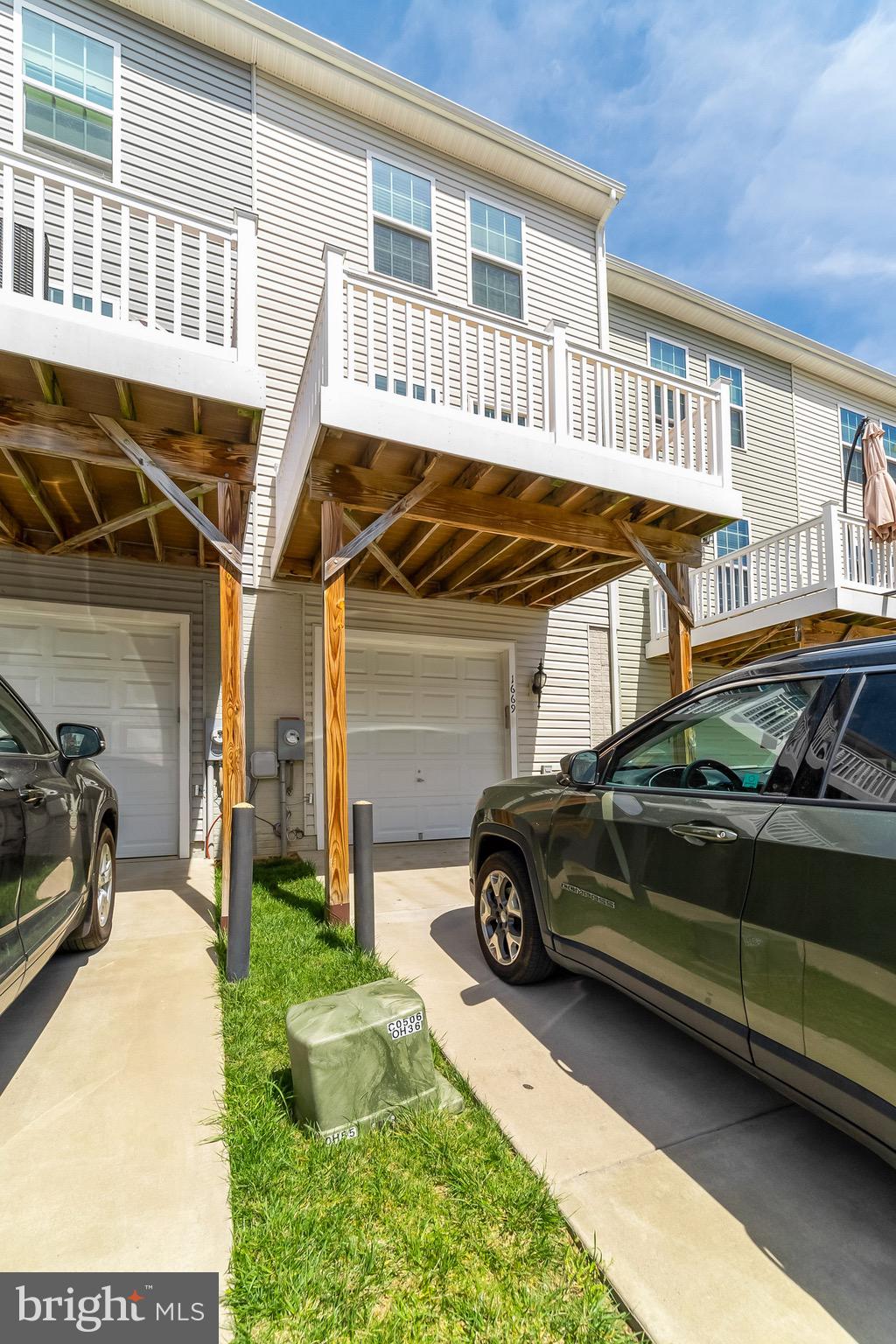 FEATHERSTONE STATION - Residential