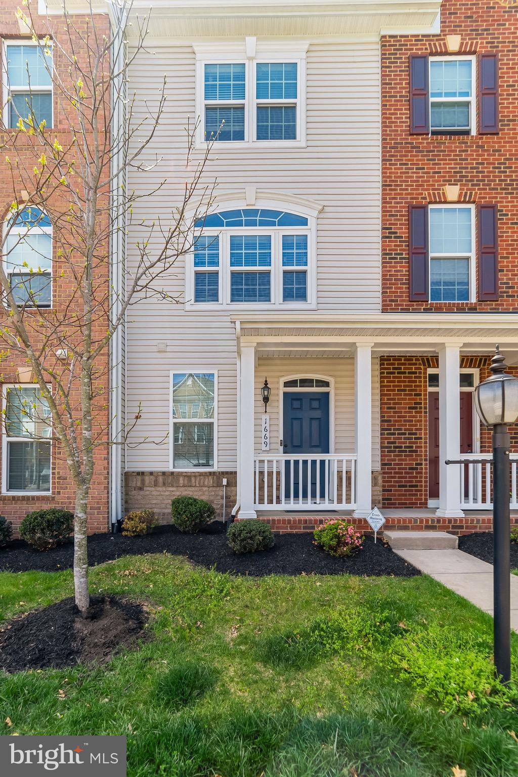 FEATHERSTONE STATION - Residential