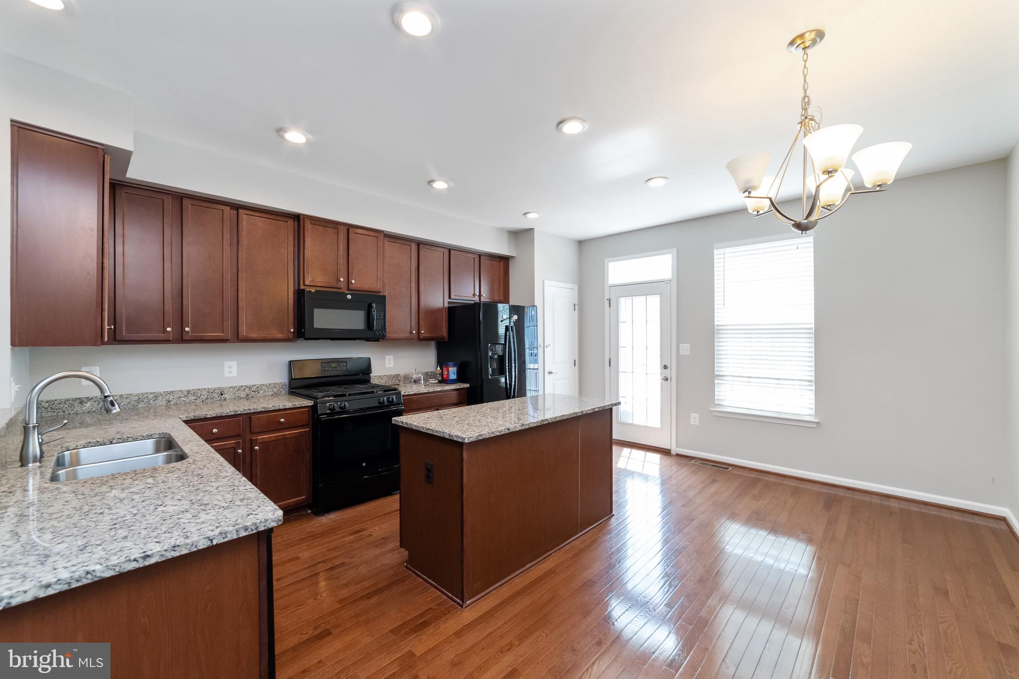 FEATHERSTONE STATION - Residential