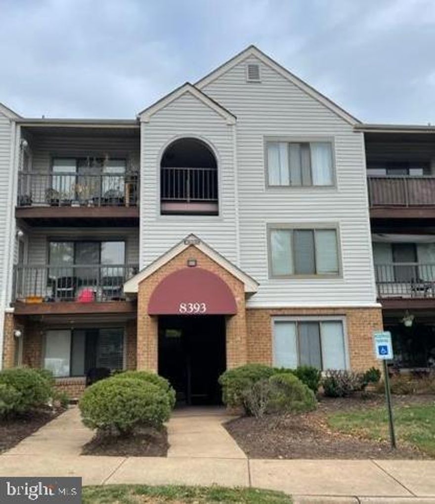 NEW PRICE!   One Bedroom & 1 BA with private deck condo in the heart of Manassas.  Walking distance to restaurants, shopping and entertainment.   L shaped living room with room for small office or dinning room, galley kitchen with table space off to the side and a generous master. 

Close to everything! Low condo fee with easy access to Rt 29, I-66, PW Parkway) and the VRE system.  Only one mile from Signal Hill Park and numerous walking trails.