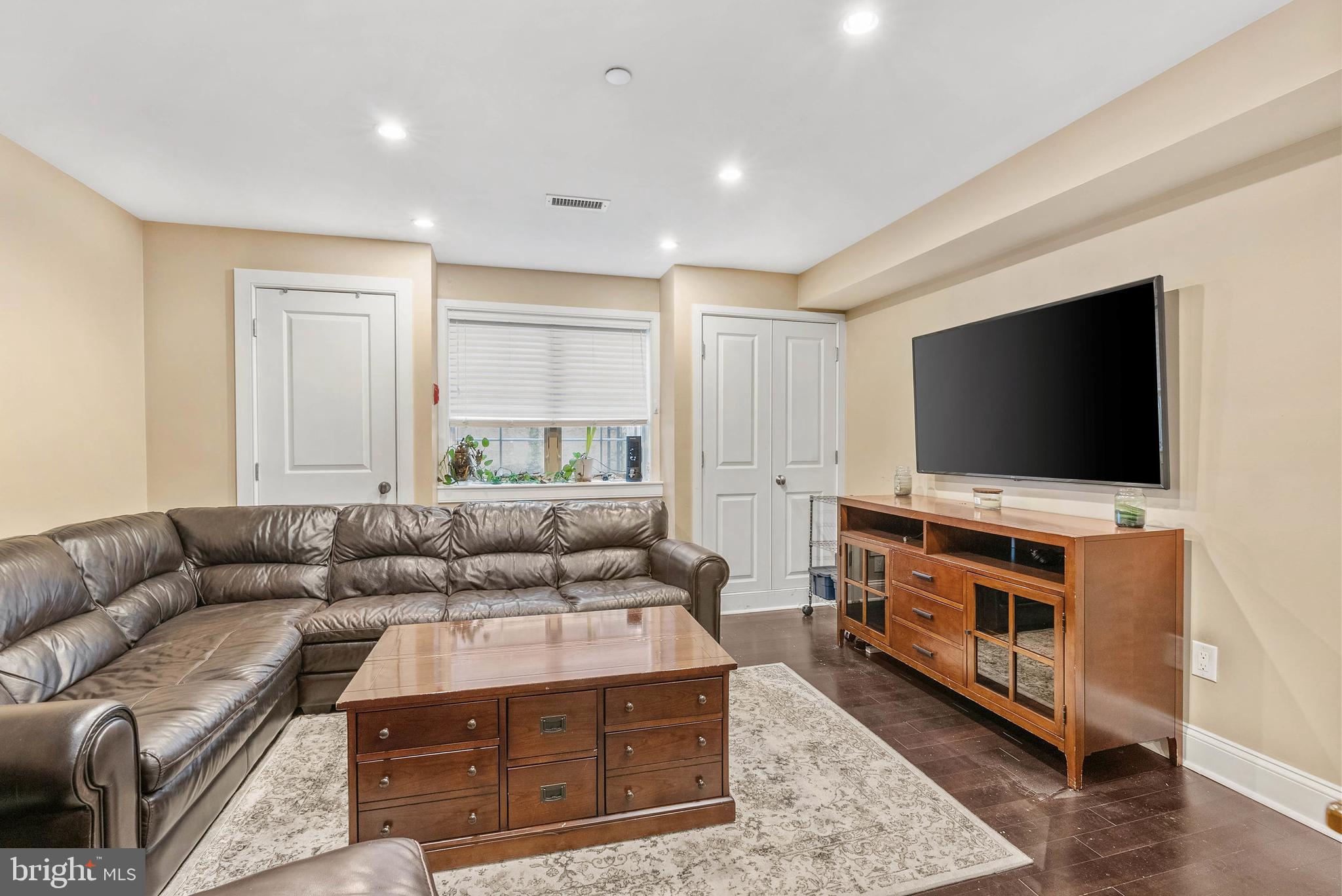 LOGAN SQUARE - Residential