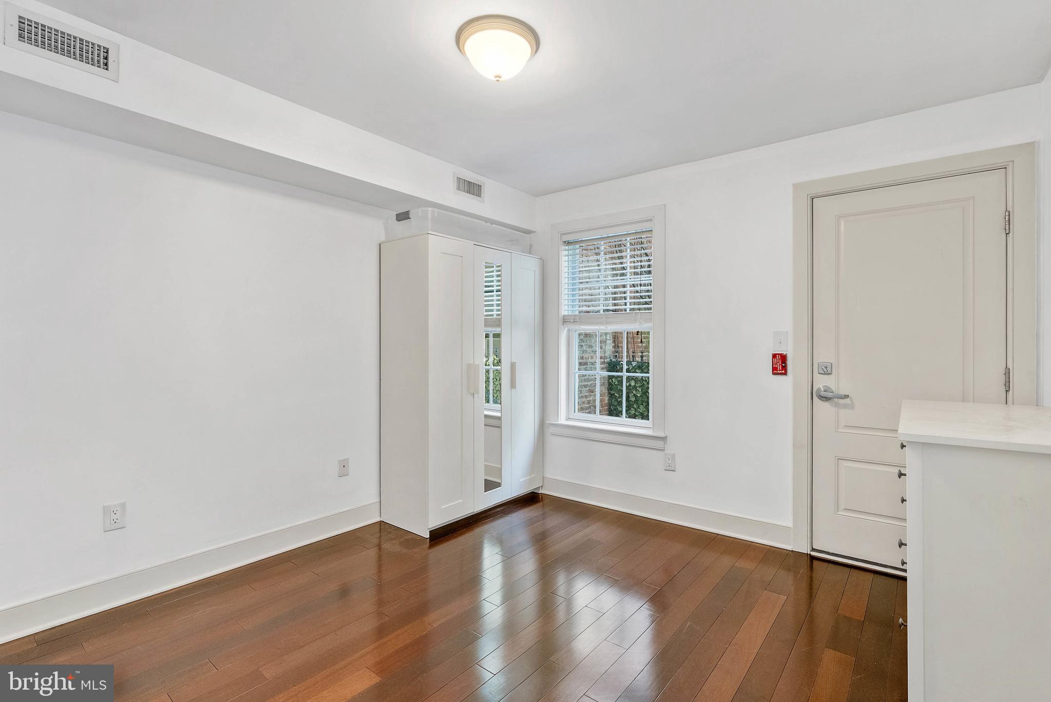 LOGAN SQUARE - Residential