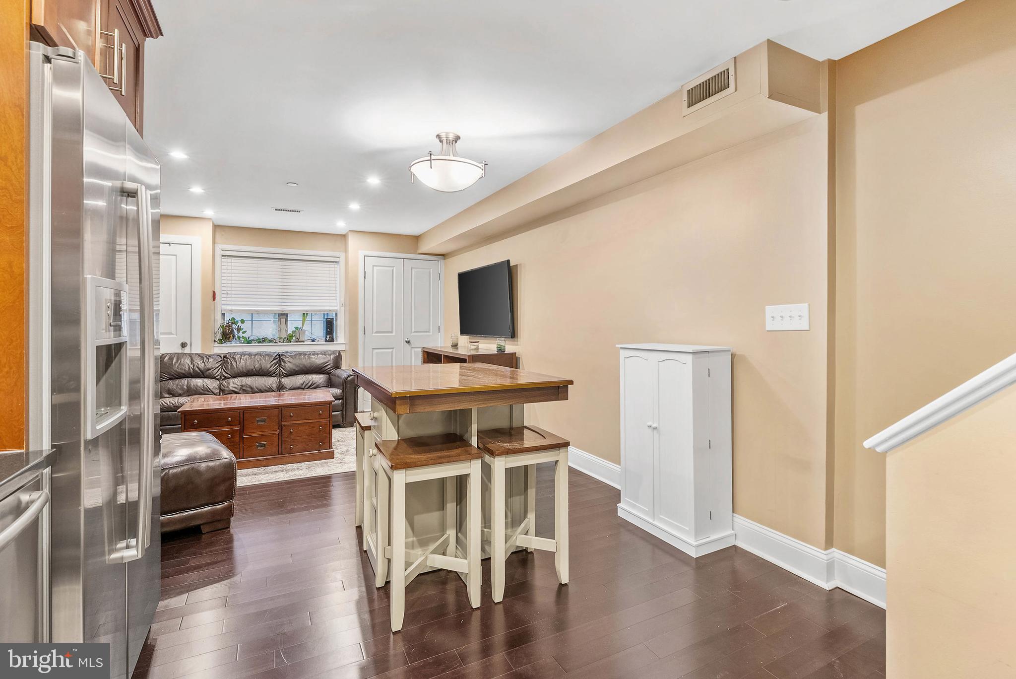 LOGAN SQUARE - Residential