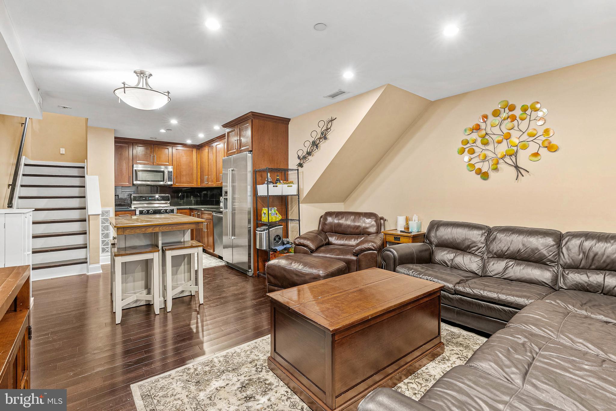 LOGAN SQUARE - Residential